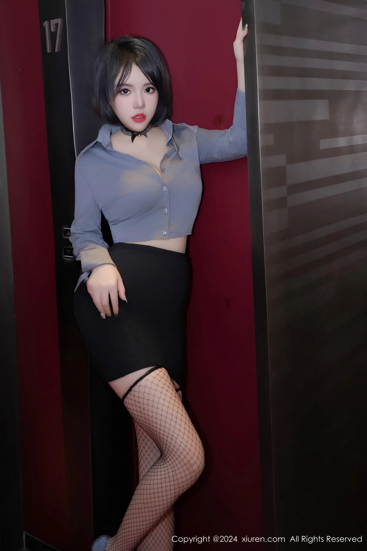 [[XiuRen秀人网]秀人网]No.8435_模特陆萱雅性感灰色衬衫配黑短裙露黑丝网袜秀翘臀美腿诱惑写真68P