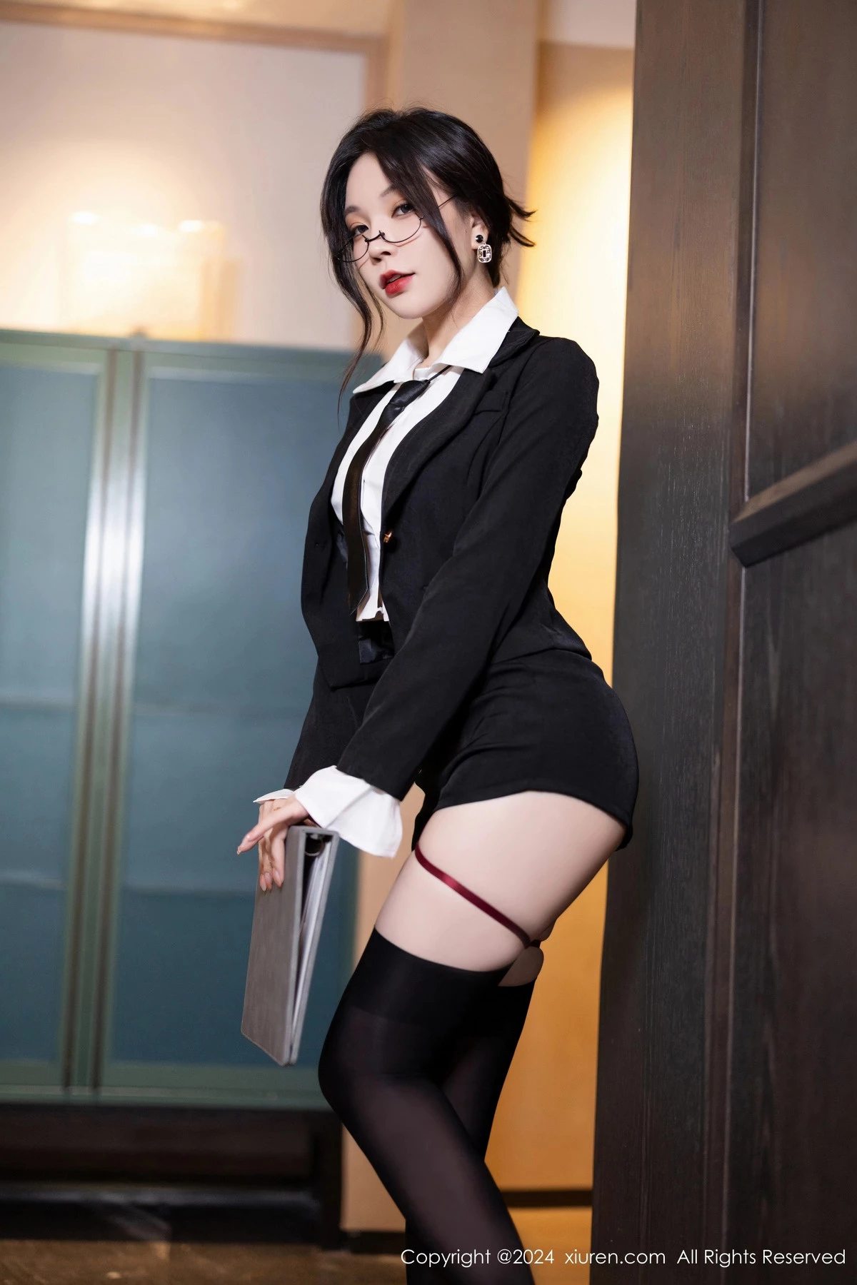 [[XiuRen秀人网]秀人网]No.8440_女神徐莉芝Booty性感黑色制服露黑色蕾丝情趣内衣撩人诱惑写真82P