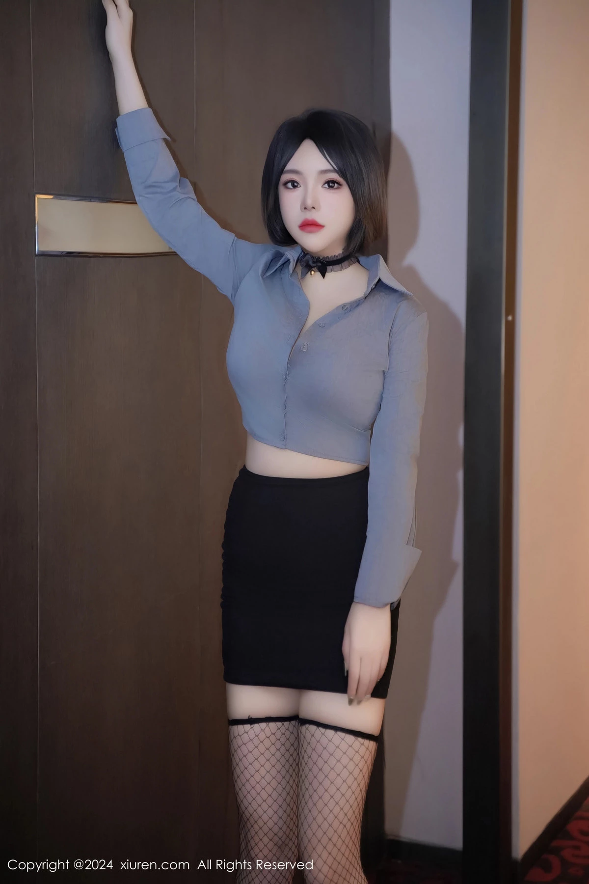 [[XiuRen秀人网]秀人网]No.8435_模特陆萱雅性感灰色衬衫配黑短裙露黑丝网袜秀翘臀美腿诱惑写真68P