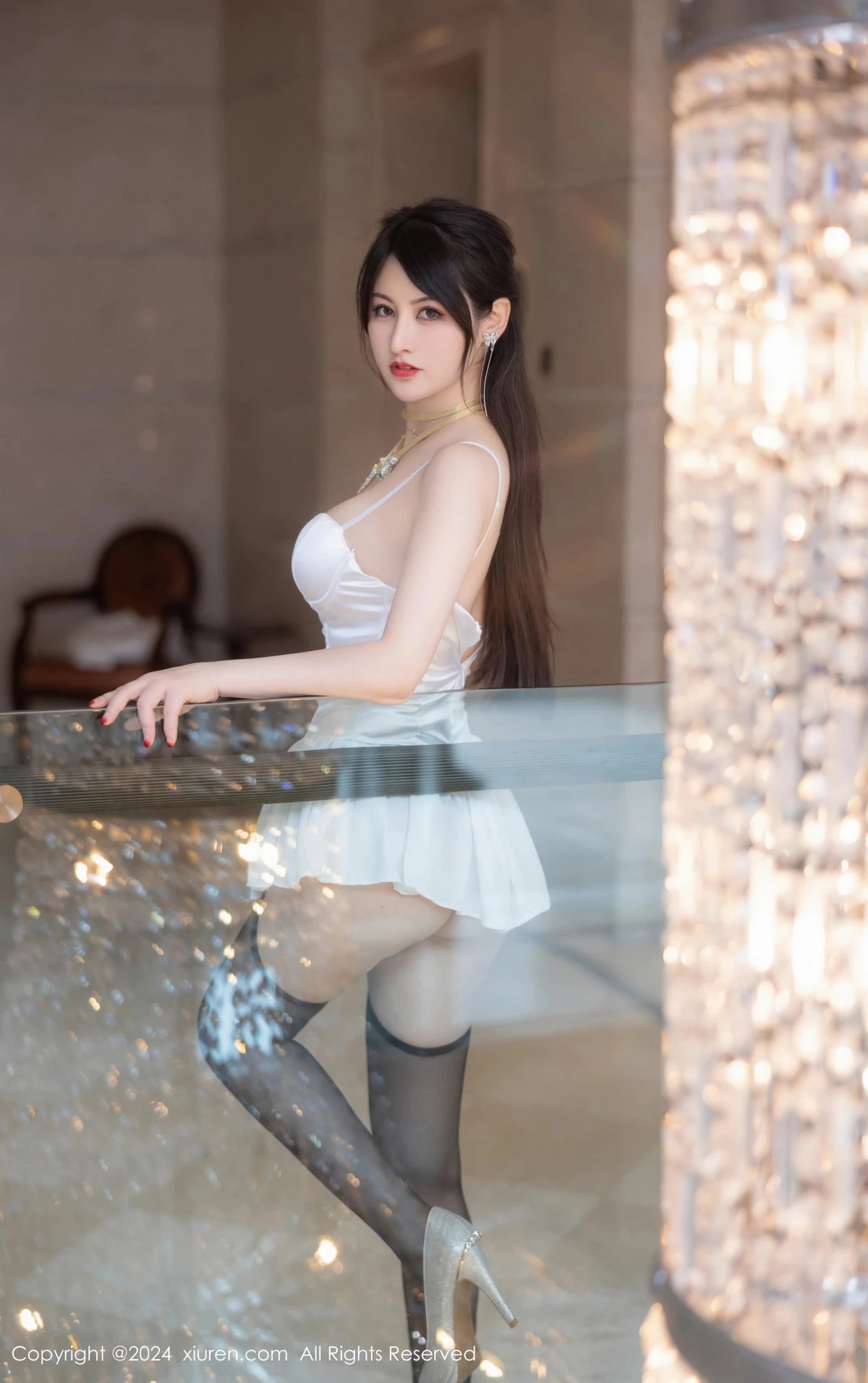 [[XiuRen秀人网]秀人网]No.8436_模特诗诗kiki白色吊带短裙露粉色内衣配黑丝袜秀惹火身材诱惑写真83P