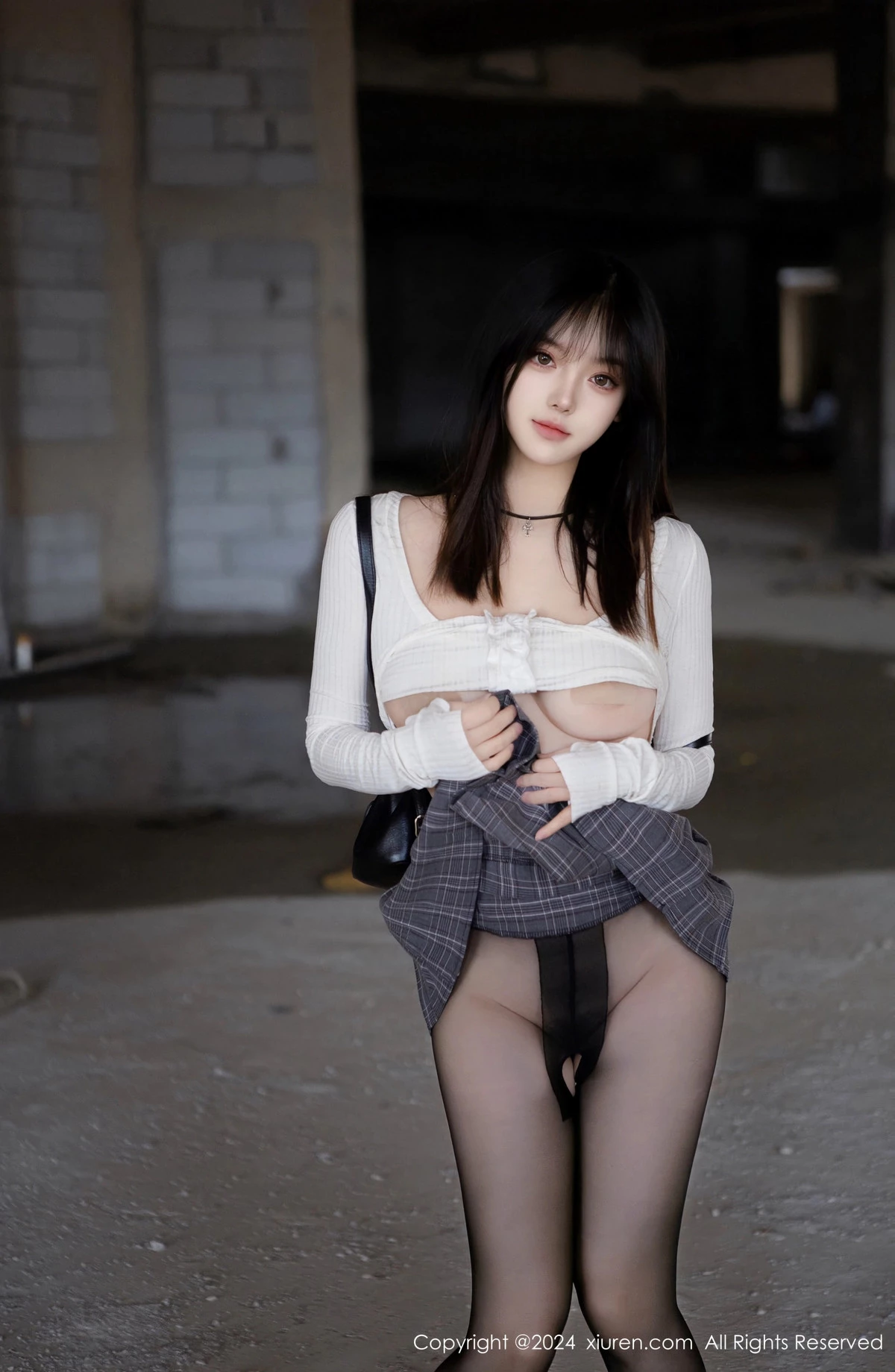 [[XiuRen秀人网]秀人网]No.8439_模特豆瓣酱捆绑主题性感白色上衣配开档黑丝秀丰满身材诱惑写真85P