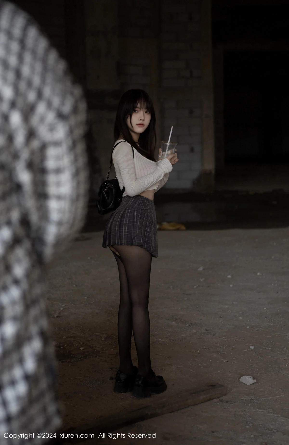 [[XiuRen秀人网]秀人网]No.8439_模特豆瓣酱捆绑主题性感白色上衣配开档黑丝秀丰满身材诱惑写真85P