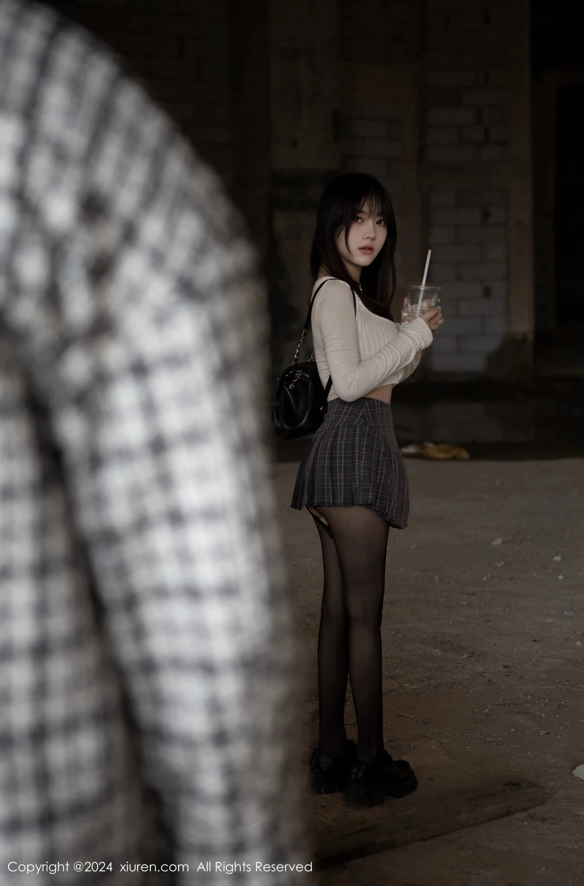 [[XiuRen秀人网]秀人网]No.8439_模特豆瓣酱捆绑主题性感白色上衣配开档黑丝秀丰满身材诱惑写真85P