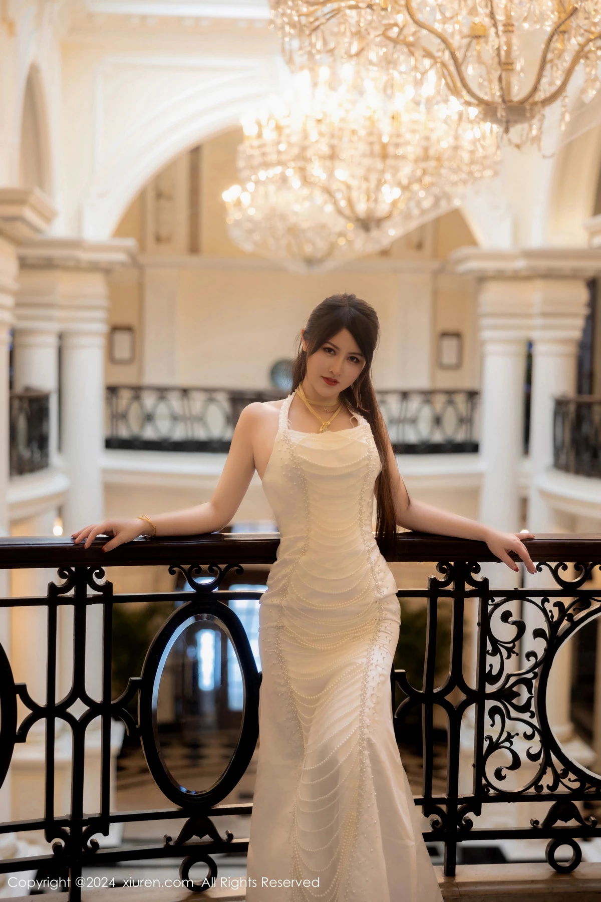 [[XiuRen秀人网]秀人网]No.8436_模特诗诗kiki白色吊带短裙露粉色内衣配黑丝袜秀惹火身材诱惑写真83P