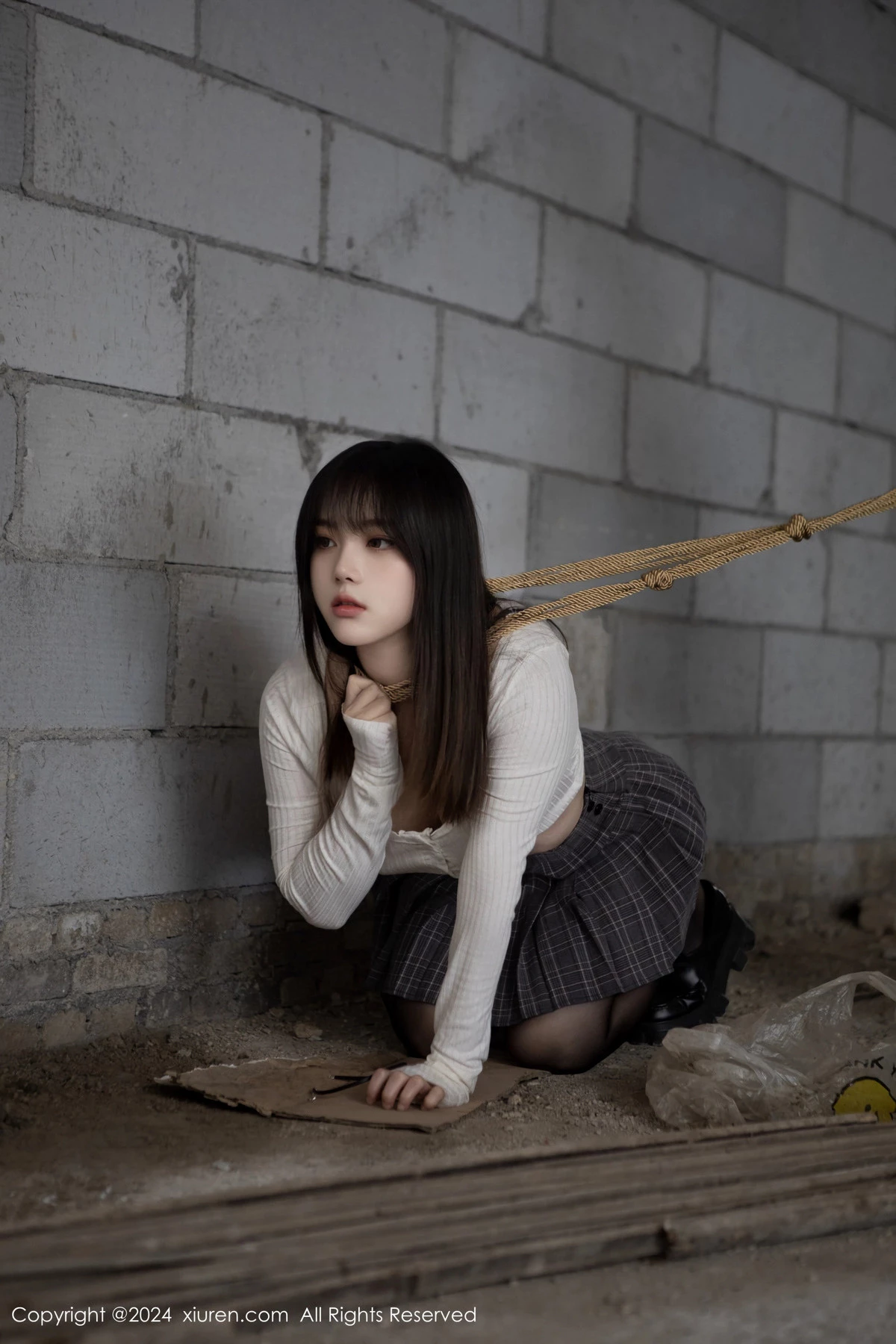 [[XiuRen秀人网]秀人网]No.8439_模特豆瓣酱捆绑主题性感白色上衣配开档黑丝秀丰满身材诱惑写真85P