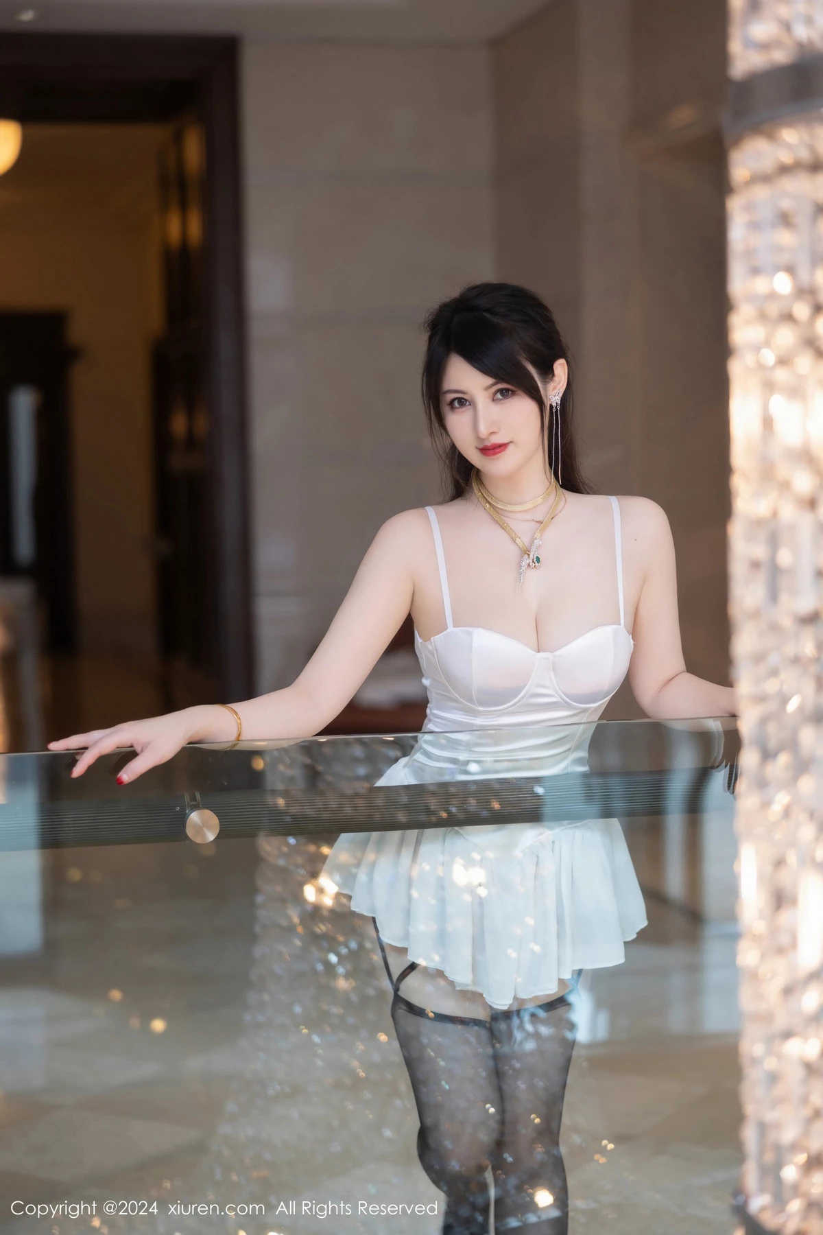 [[XiuRen秀人网]秀人网]No.8436_模特诗诗kiki白色吊带短裙露粉色内衣配黑丝袜秀惹火身材诱惑写真83P