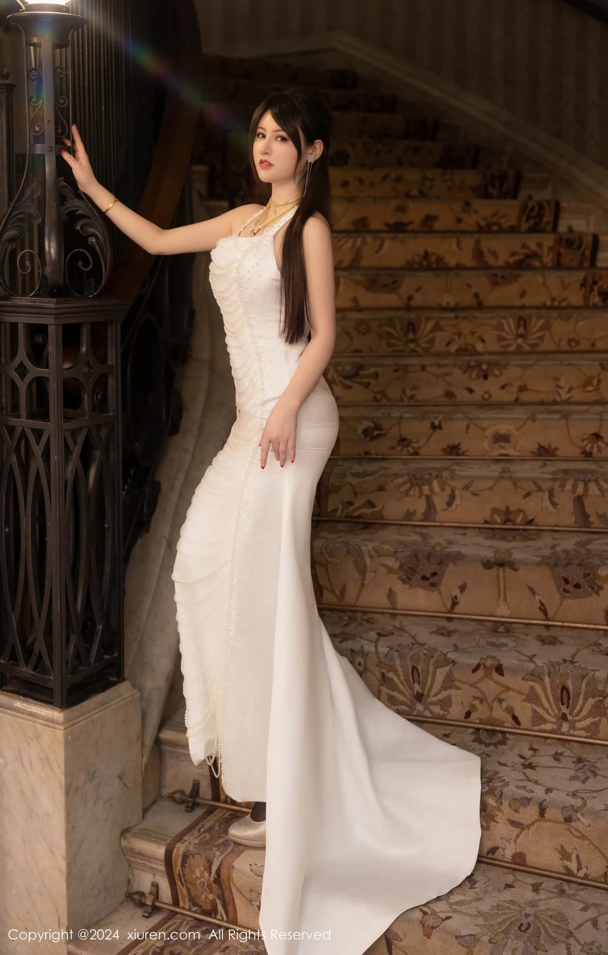 [[XiuRen秀人网]秀人网]No.8436_模特诗诗kiki白色吊带短裙露粉色内衣配黑丝袜秀惹火身材诱惑写真83P