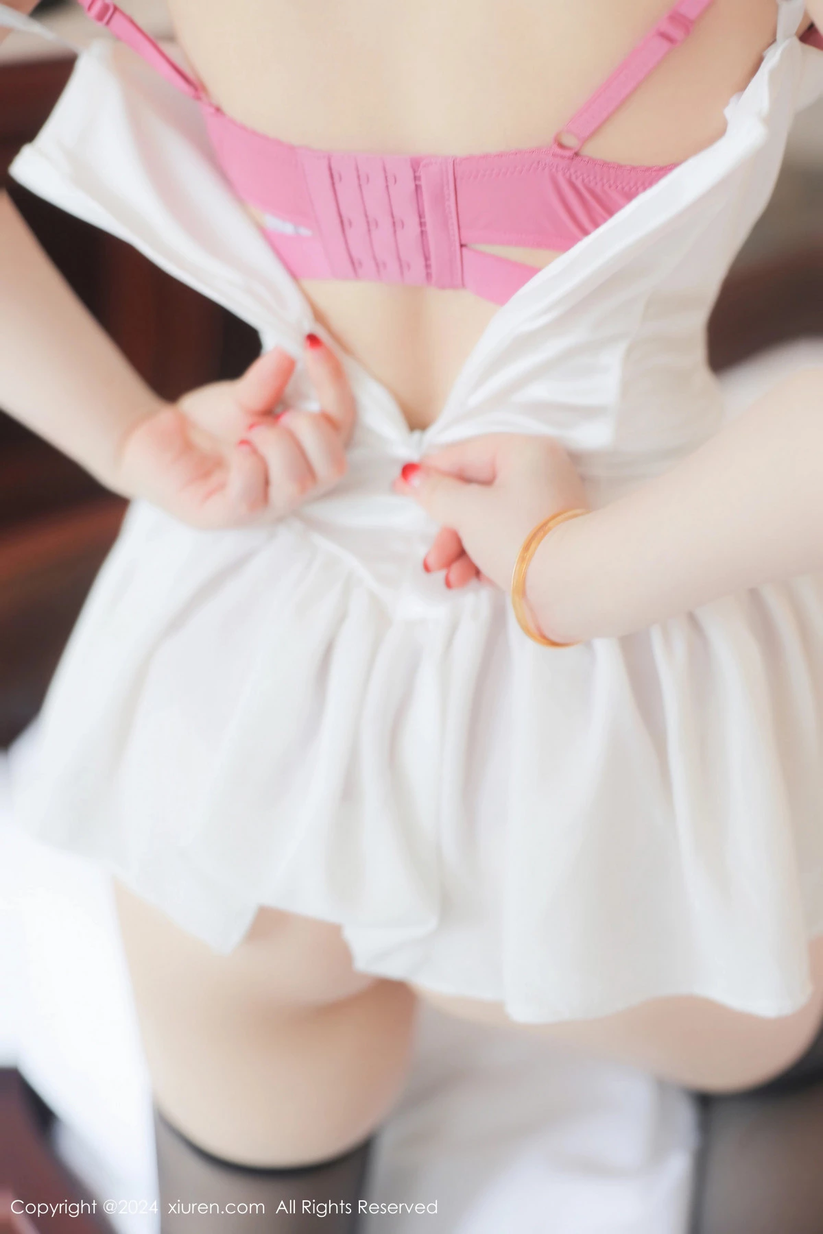 [[XiuRen秀人网]秀人网]No.8436_模特诗诗kiki白色吊带短裙露粉色内衣配黑丝袜秀惹火身材诱惑写真83P