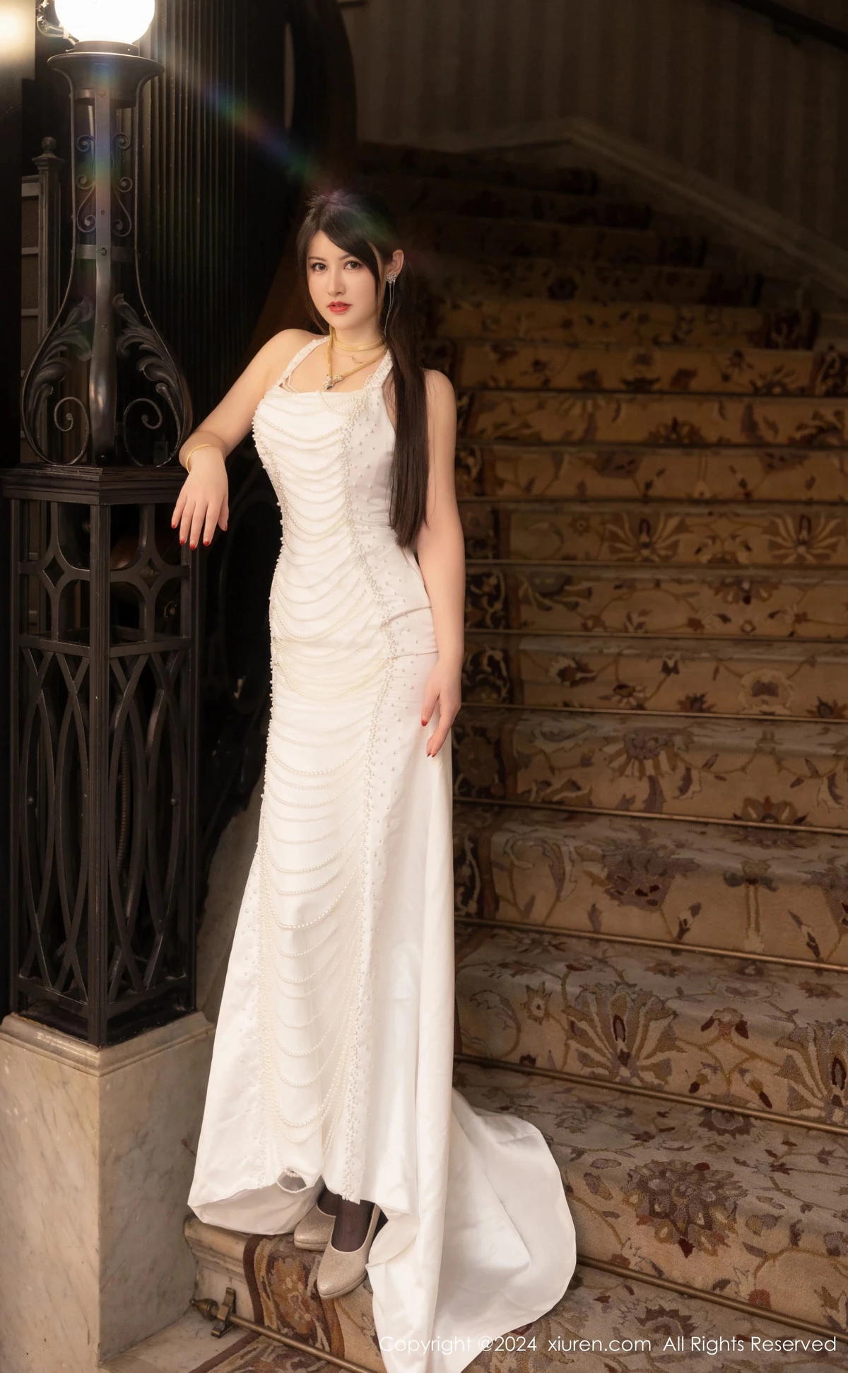 [[XiuRen秀人网]秀人网]No.8436_模特诗诗kiki白色吊带短裙露粉色内衣配黑丝袜秀惹火身材诱惑写真83P