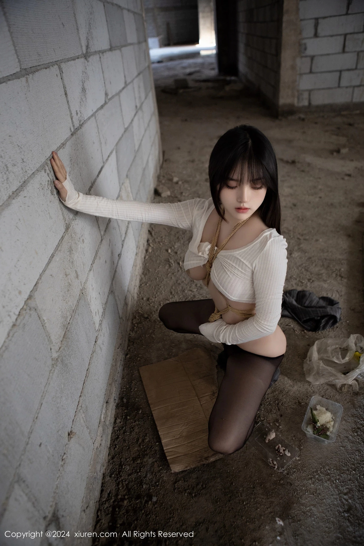 [[XiuRen秀人网]秀人网]No.8439_模特豆瓣酱捆绑主题性感白色上衣配开档黑丝秀丰满身材诱惑写真85P