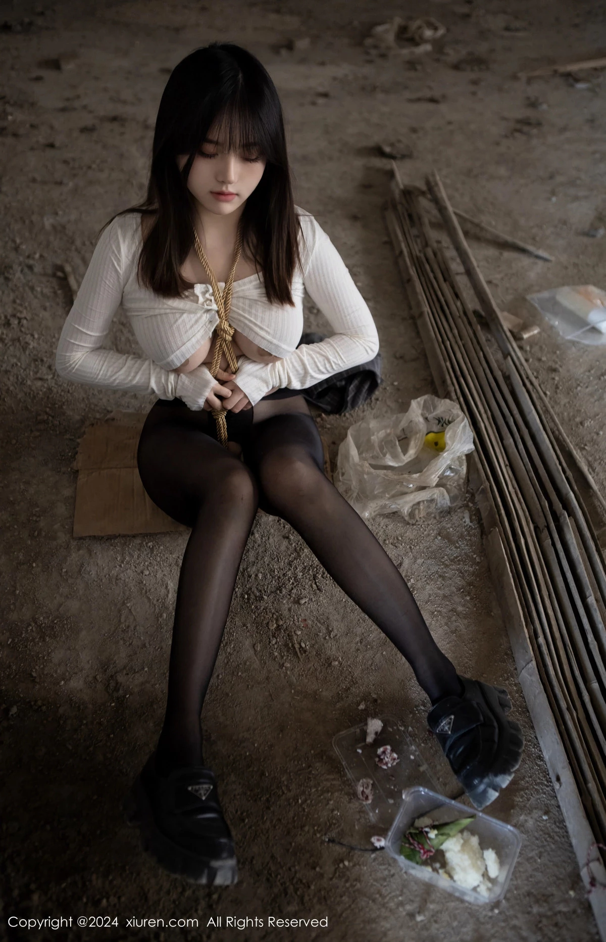 [[XiuRen秀人网]秀人网]No.8439_模特豆瓣酱捆绑主题性感白色上衣配开档黑丝秀丰满身材诱惑写真85P