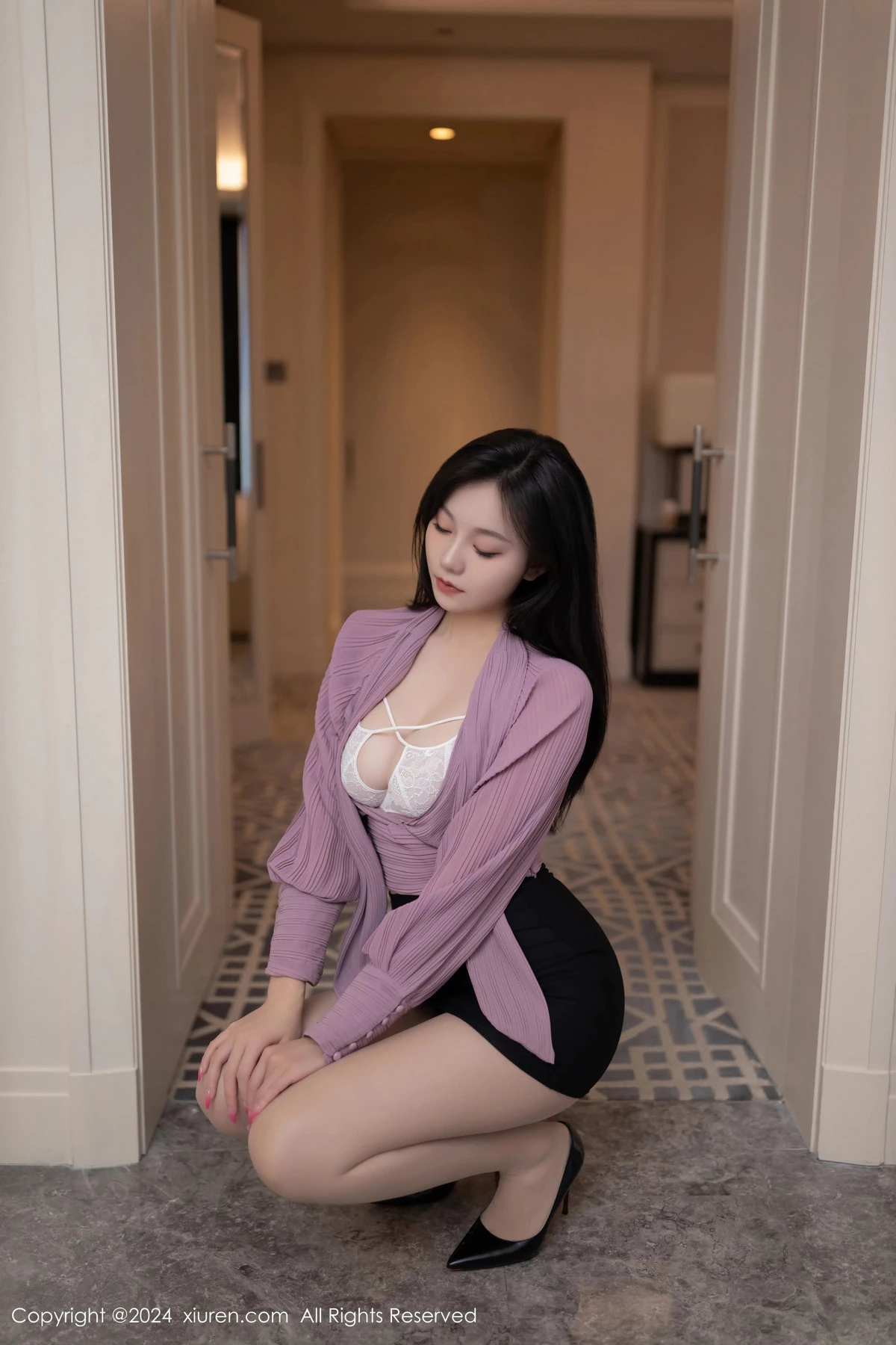 [[XiuRen秀人网]秀人网]No.8438_模特安然anran紫色上衣配黑短裙露白色内衣秀完美身材诱惑写真80P