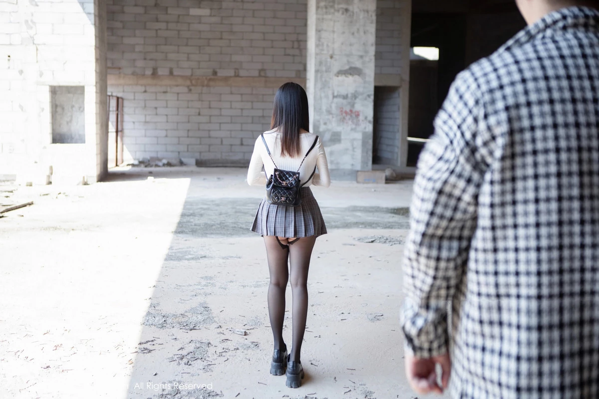 [[XiuRen秀人网]秀人网]No.8439_模特豆瓣酱捆绑主题性感白色上衣配开档黑丝秀丰满身材诱惑写真85P