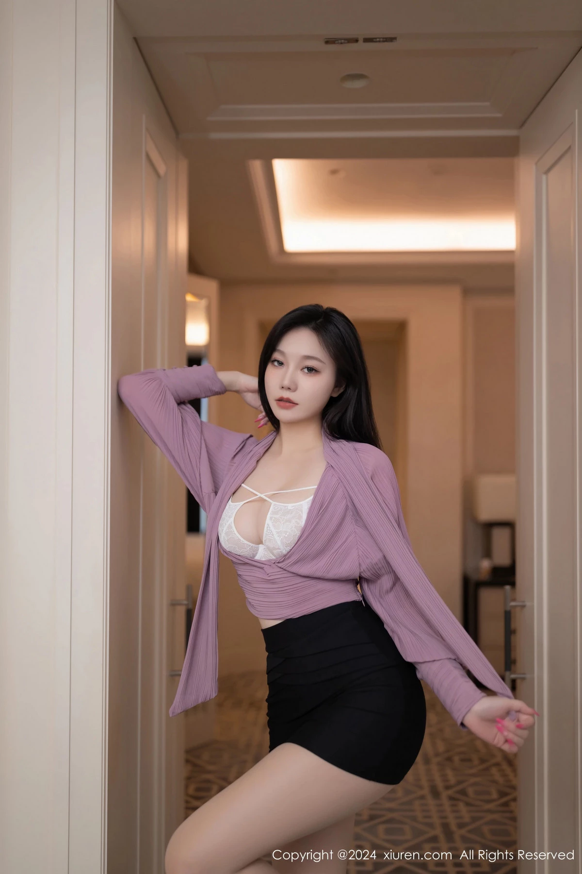 [[XiuRen秀人网]秀人网]No.8438_模特安然anran紫色上衣配黑短裙露白色内衣秀完美身材诱惑写真80P