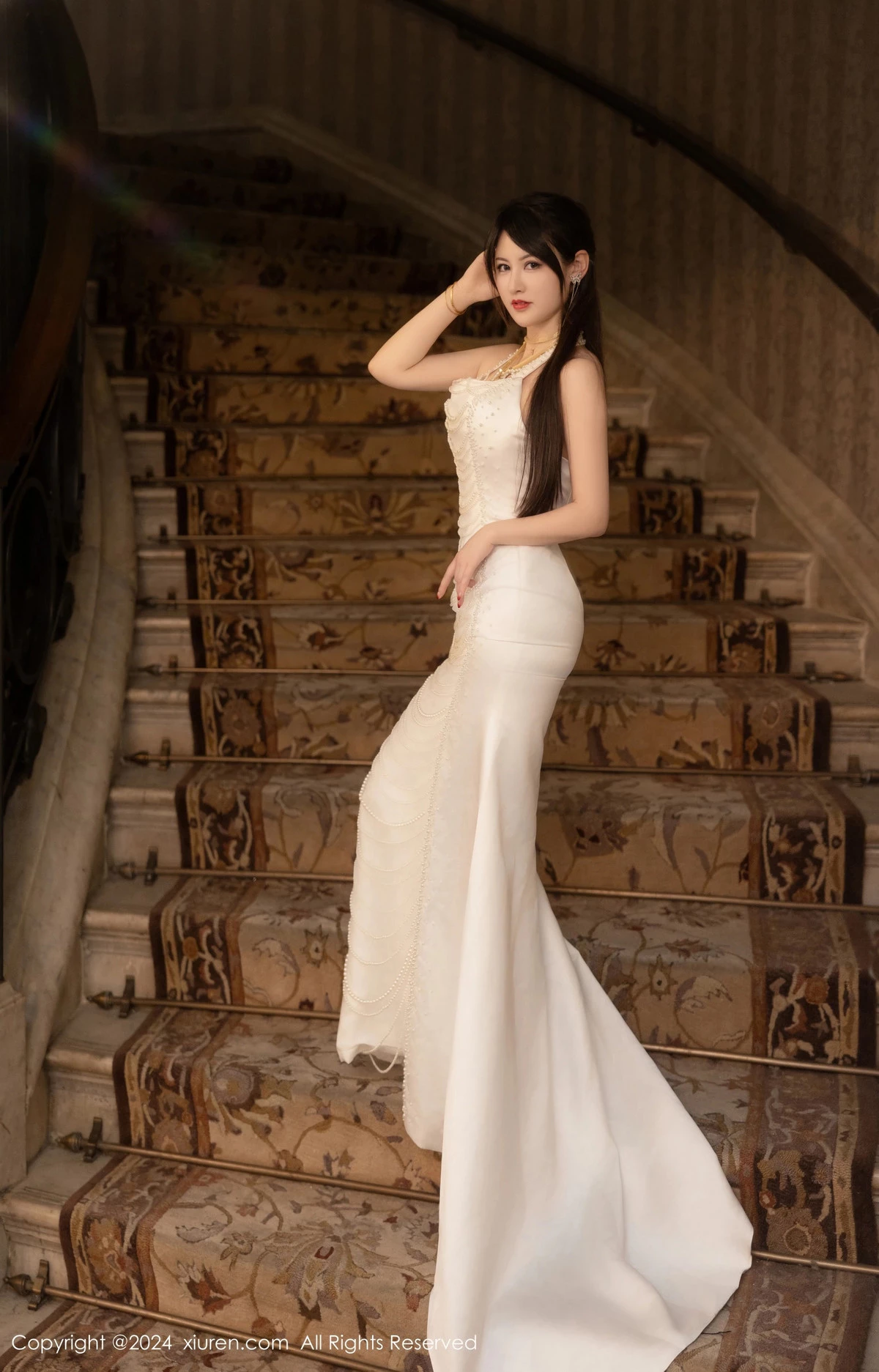 [[XiuRen秀人网]秀人网]No.8436_模特诗诗kiki白色吊带短裙露粉色内衣配黑丝袜秀惹火身材诱惑写真83P