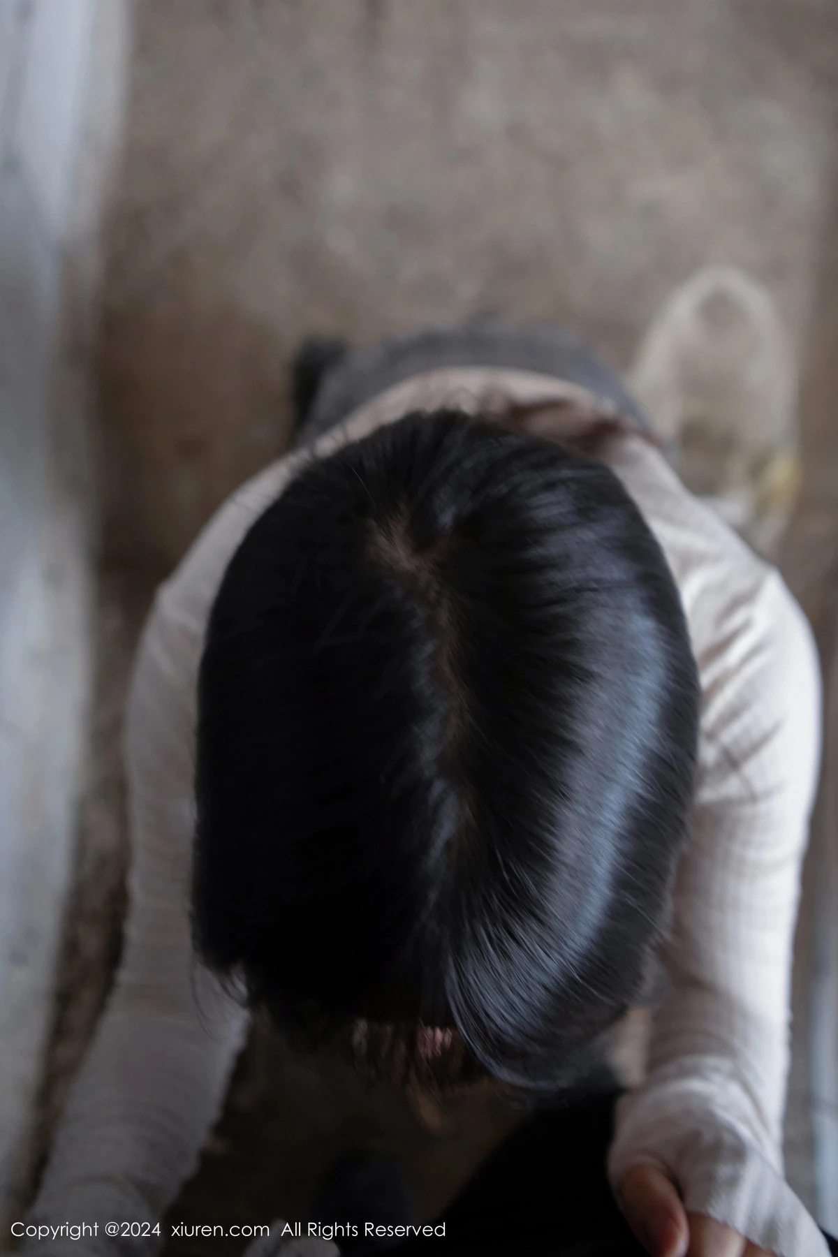 [[XiuRen秀人网]秀人网]No.8439_模特豆瓣酱捆绑主题性感白色上衣配开档黑丝秀丰满身材诱惑写真85P