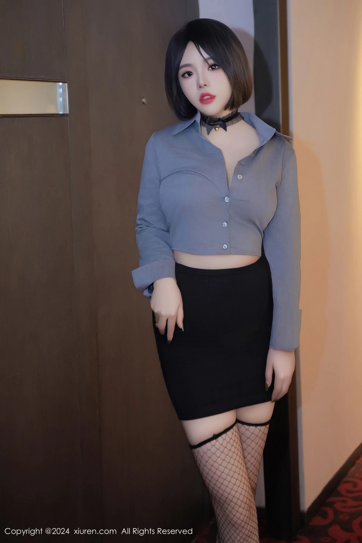 [[XiuRen秀人网]秀人网]No.8435_模特陆萱雅性感灰色衬衫配黑短裙露黑丝网袜秀翘臀美腿诱惑写真68P