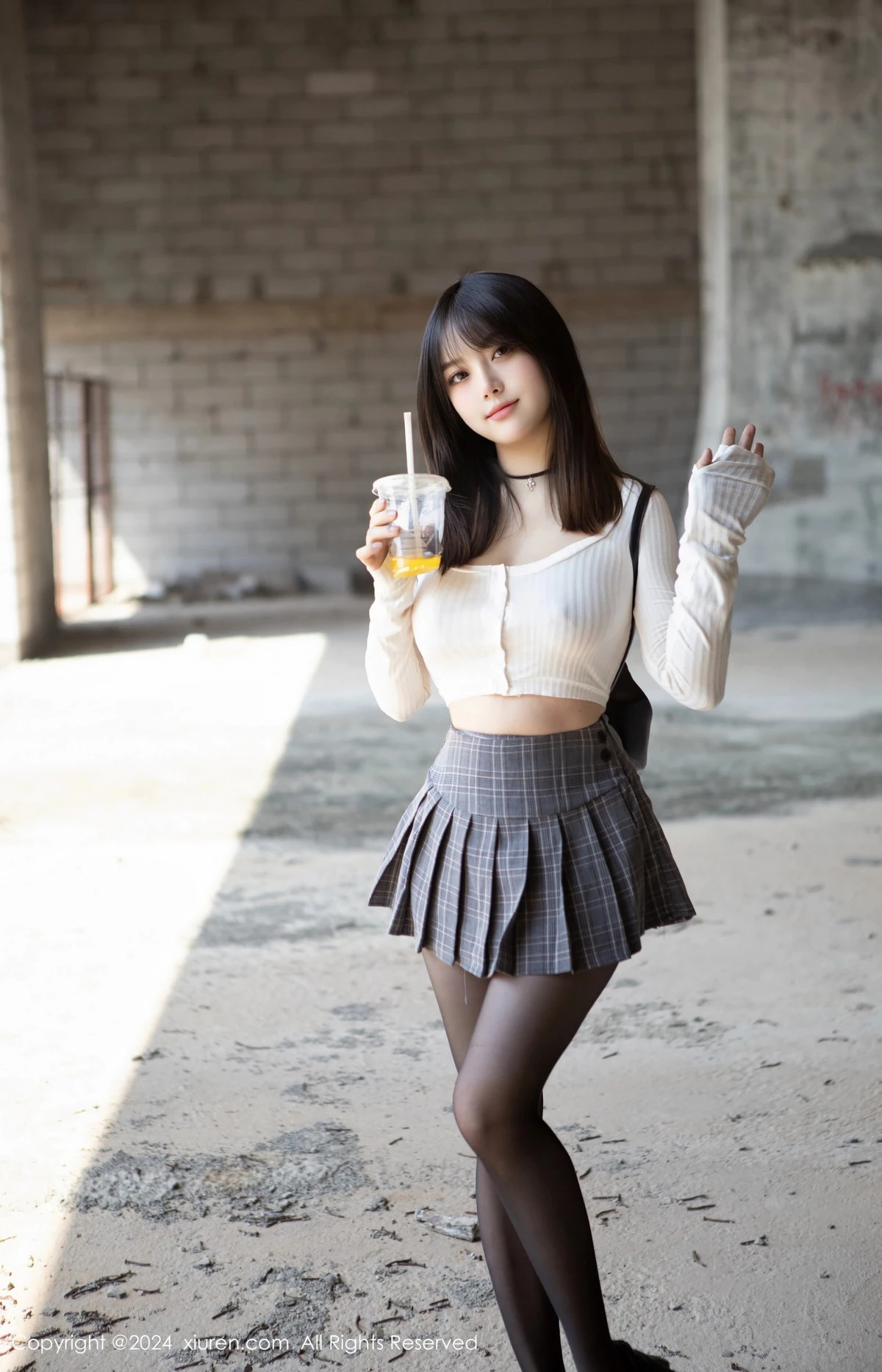 [[XiuRen秀人网]秀人网]No.8439_模特豆瓣酱捆绑主题性感白色上衣配开档黑丝秀丰满身材诱惑写真85P