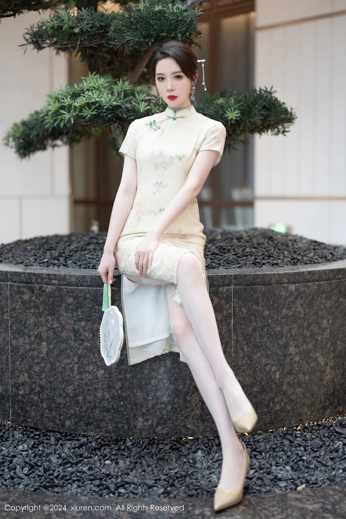 [[XiuRen秀人网]秀人网]No.8497_模特梦心玥性感浅黄色旗袍配肉丝吊袜秀高挑曼妙身姿诱惑写真83P