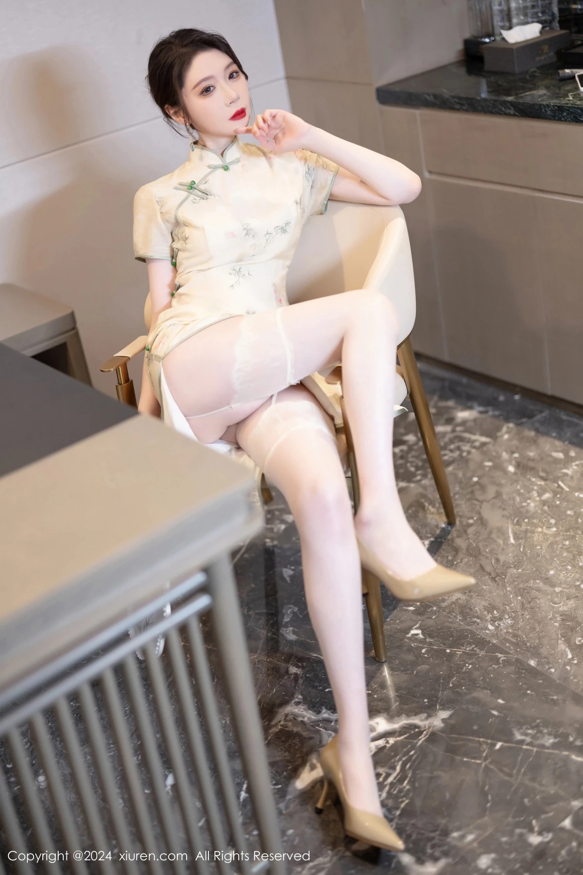 [[XiuRen秀人网]秀人网]No.8497_模特梦心玥性感浅黄色旗袍配肉丝吊袜秀高挑曼妙身姿诱惑写真83P