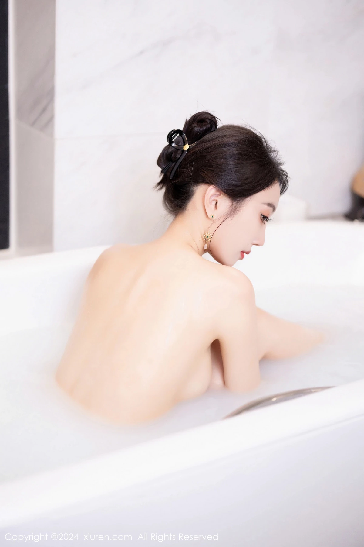 [[XiuRen秀人网]秀人网]No.8479_模特玥儿玥浴室场景性感红色旗袍配开档黑丝秀曼妙身姿诱惑写真70P