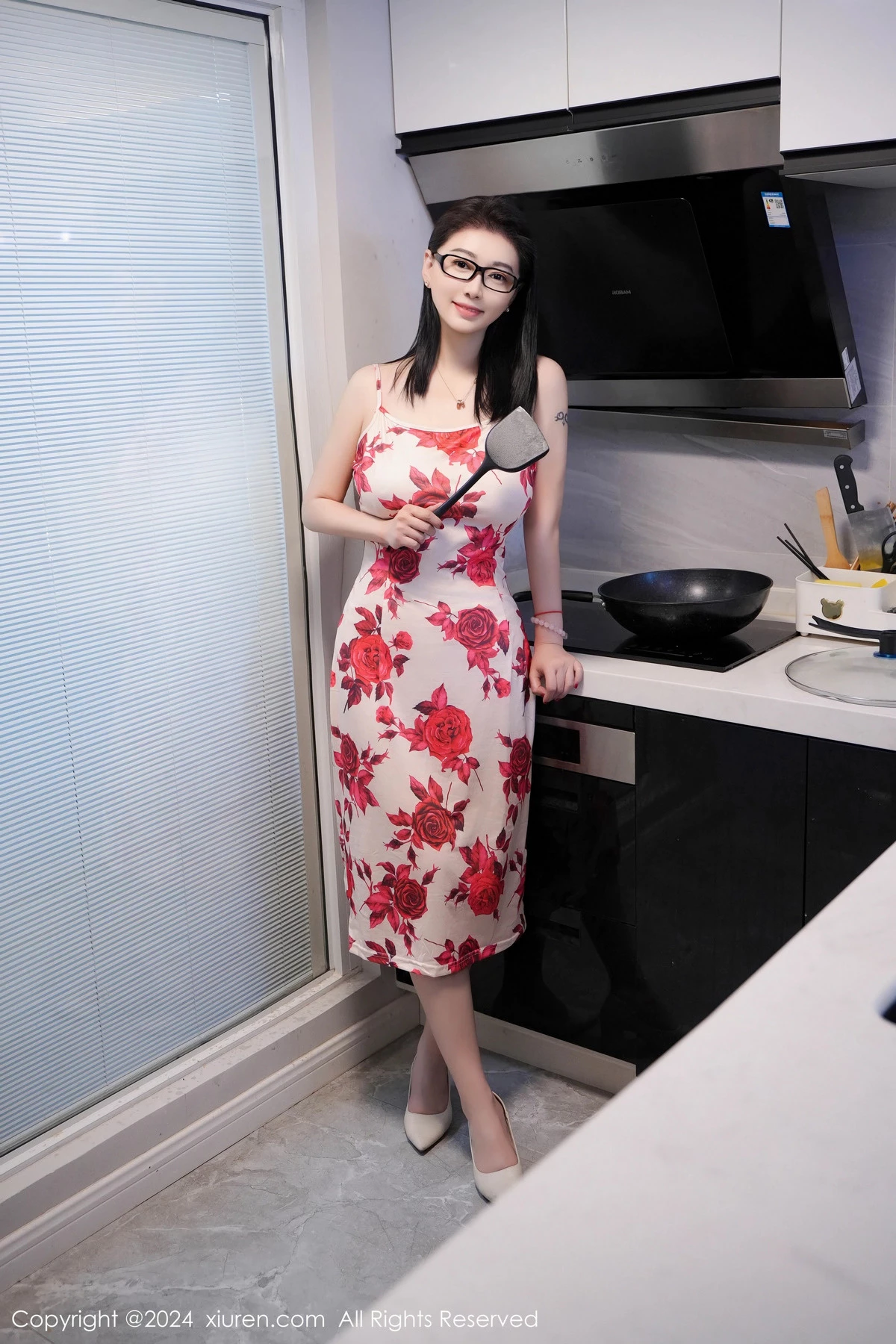 [[XiuRen秀人网]秀人网]No.8468_模特雅茹老师厨房场景性感红色图案长裙秀柔美身姿完美诱惑写真79P