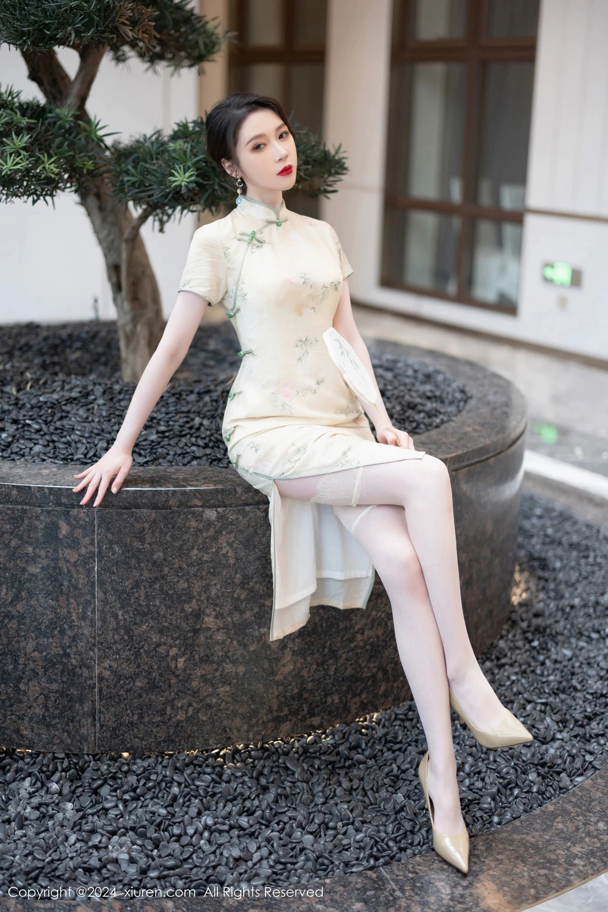 [[XiuRen秀人网]秀人网]No.8497_模特梦心玥性感浅黄色旗袍配肉丝吊袜秀高挑曼妙身姿诱惑写真83P