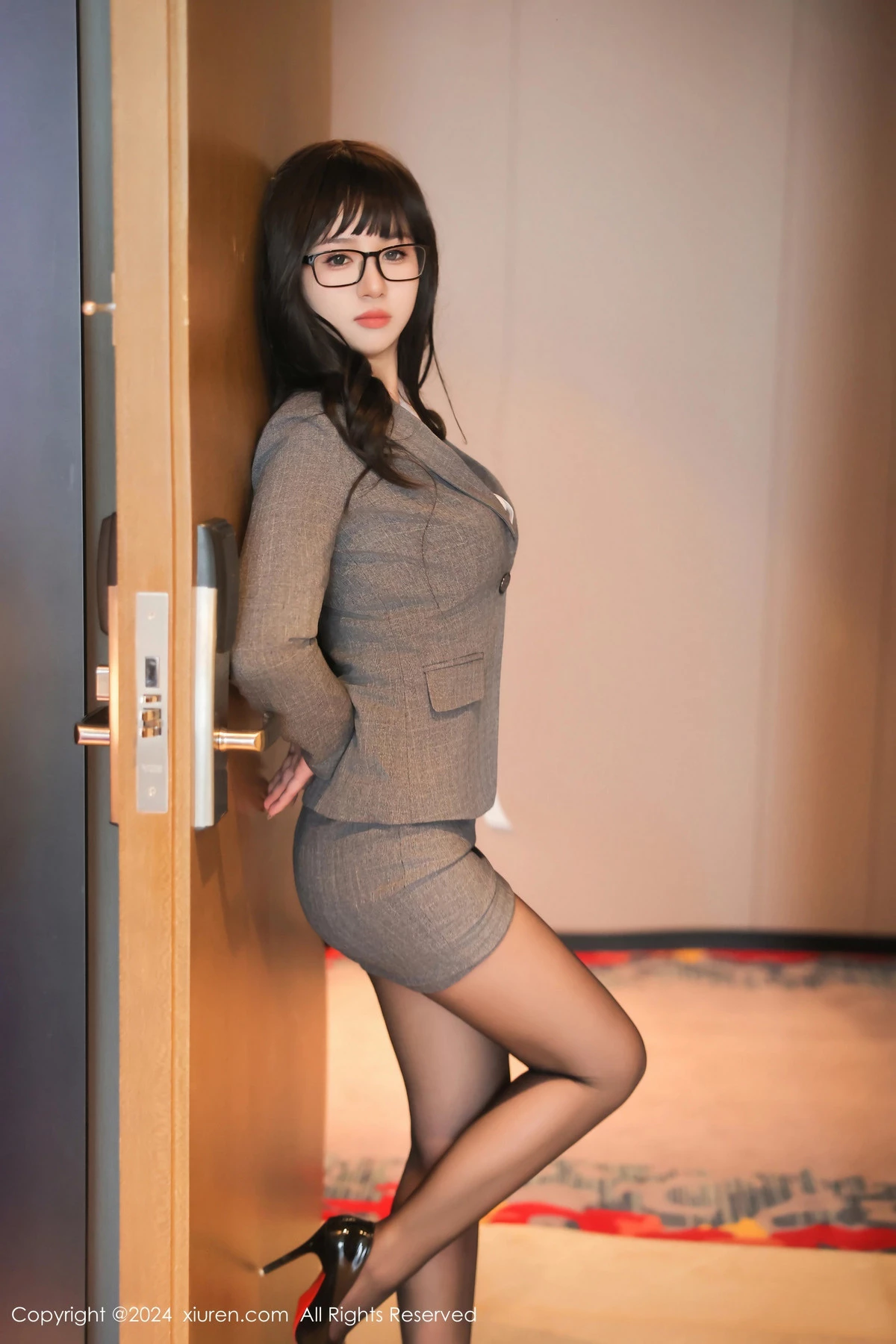 [[XiuRen秀人网]秀人网]No.8496_模特金小依性感灰色职业装露黑色蕾丝内衣配超薄黑丝魅惑写真82P