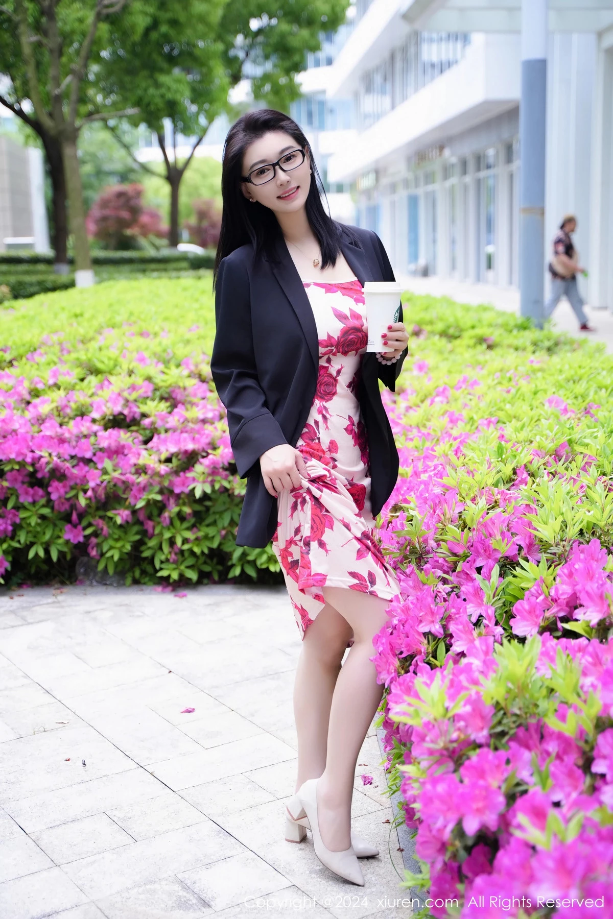 [[XiuRen秀人网]秀人网]No.8468_模特雅茹老师厨房场景性感红色图案长裙秀柔美身姿完美诱惑写真79P