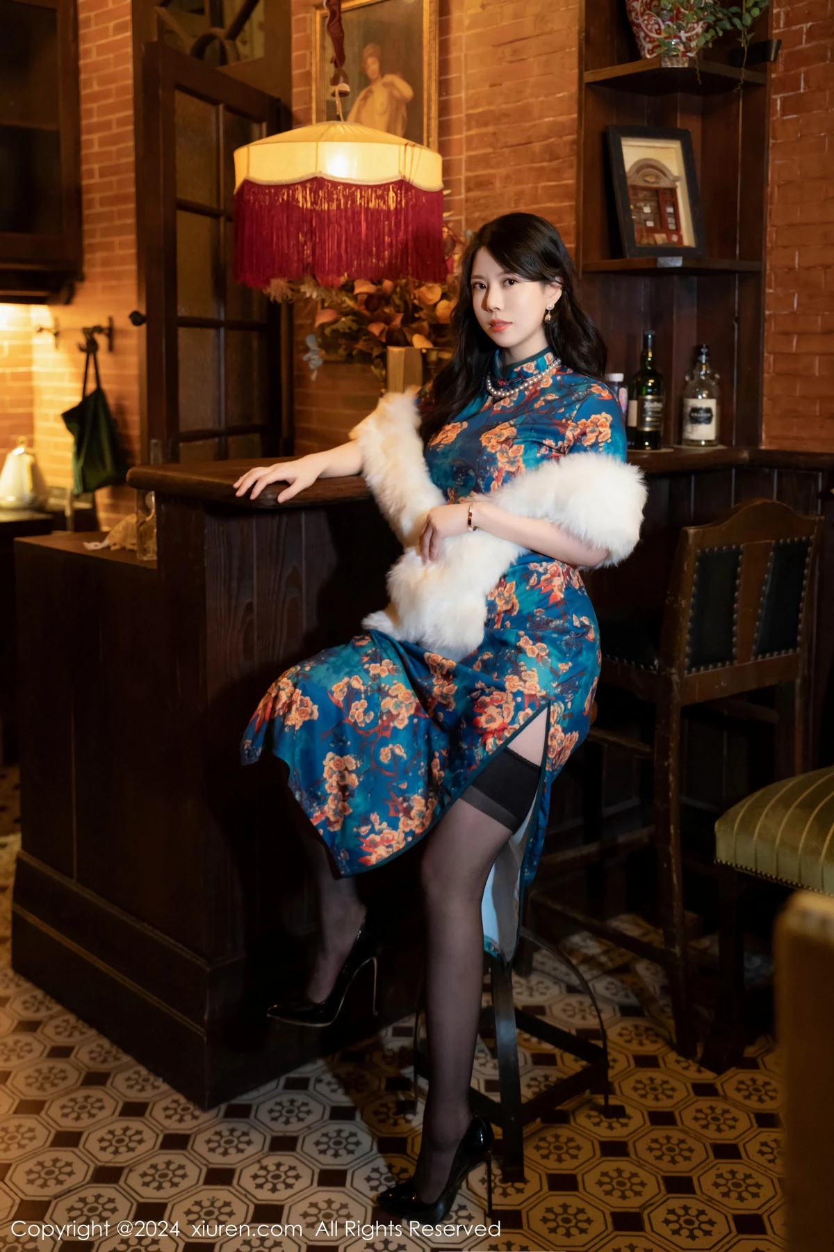 [[XiuRen秀人网]秀人网]No.8476_模特白茹雪性感深色旗袍露红色内衣配黑丝袜秀完美身材诱惑写真60P