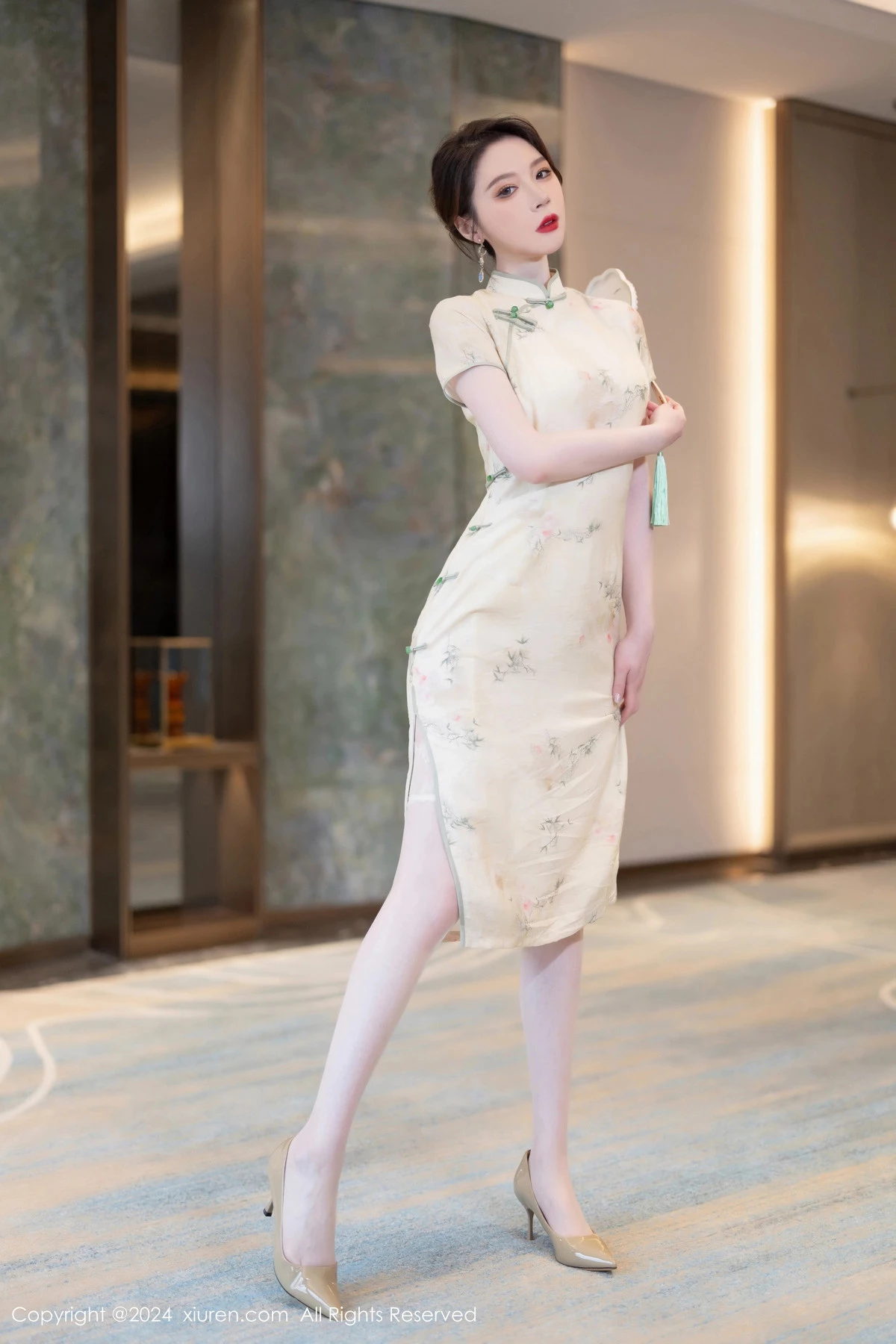 [[XiuRen秀人网]秀人网]No.8497_模特梦心玥性感浅黄色旗袍配肉丝吊袜秀高挑曼妙身姿诱惑写真83P