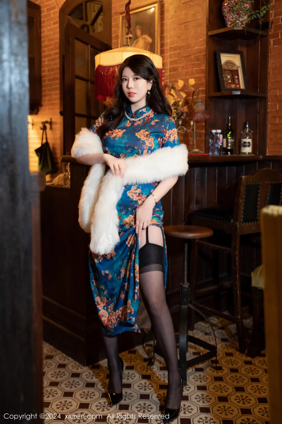 [[XiuRen秀人网]秀人网]No.8476_模特白茹雪性感深色旗袍露红色内衣配黑丝袜秀完美身材诱惑写真60P