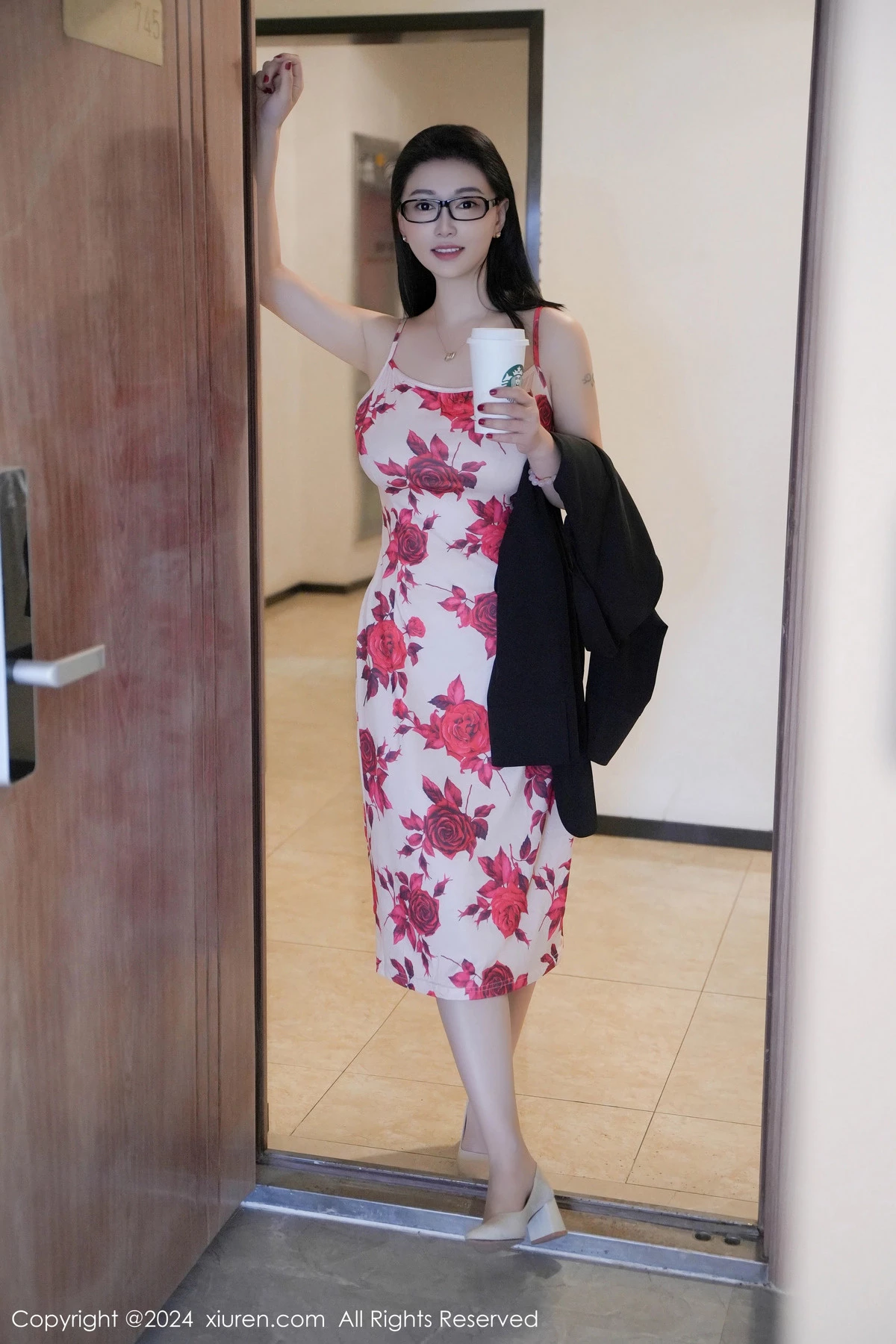 [[XiuRen秀人网]秀人网]No.8468_模特雅茹老师厨房场景性感红色图案长裙秀柔美身姿完美诱惑写真79P