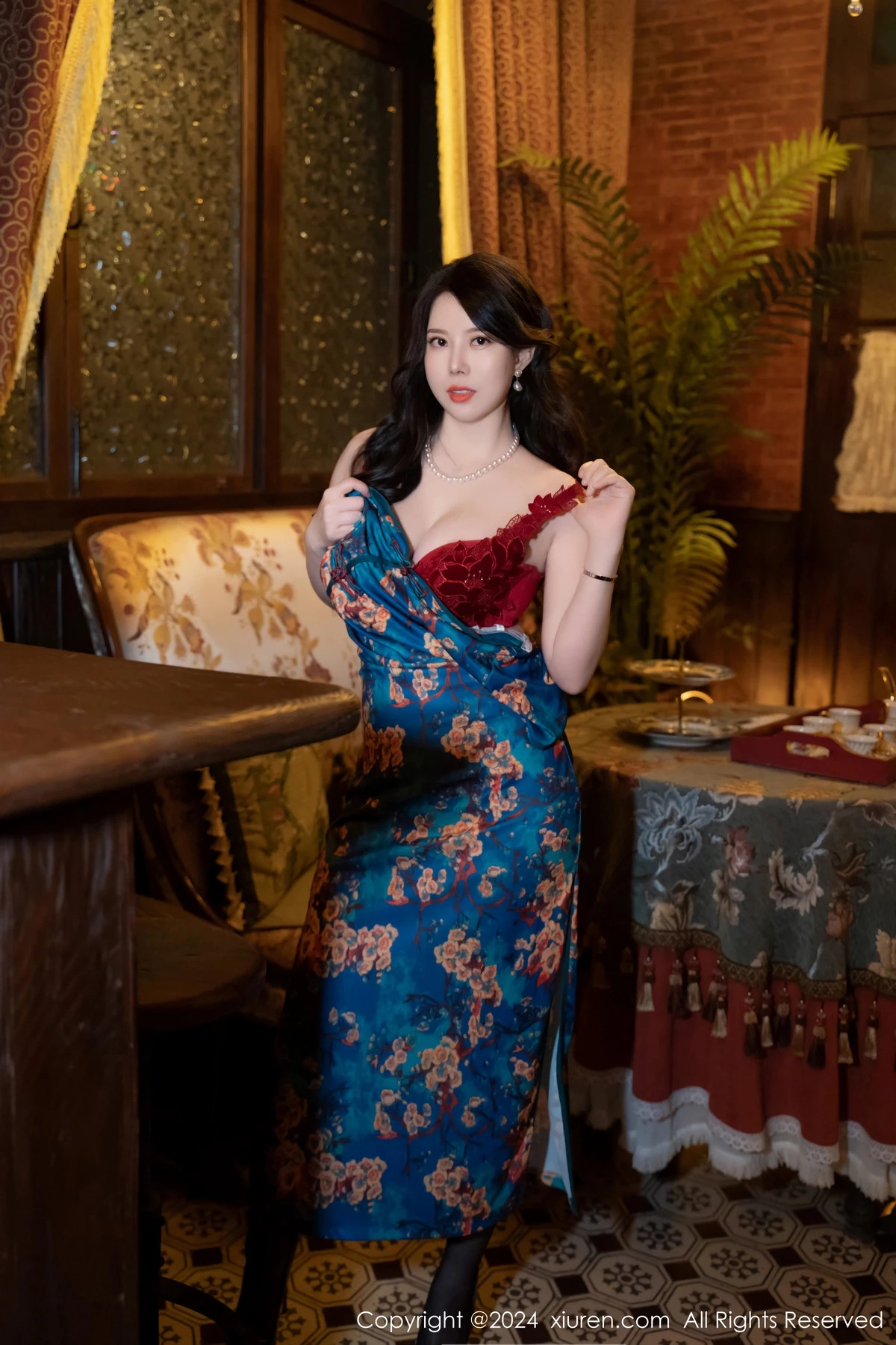 [[XiuRen秀人网]秀人网]No.8476_模特白茹雪性感深色旗袍露红色内衣配黑丝袜秀完美身材诱惑写真60P