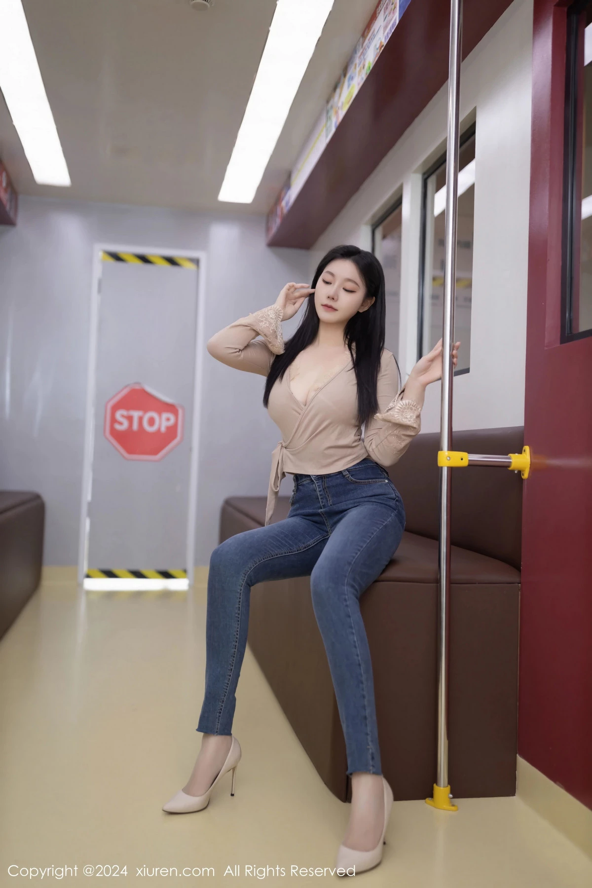 [[XiuRen秀人网]秀人网]No.8498_模特安然anran杏色上衣配牛仔裤露性感内衣超薄肉丝完美诱惑写真79P