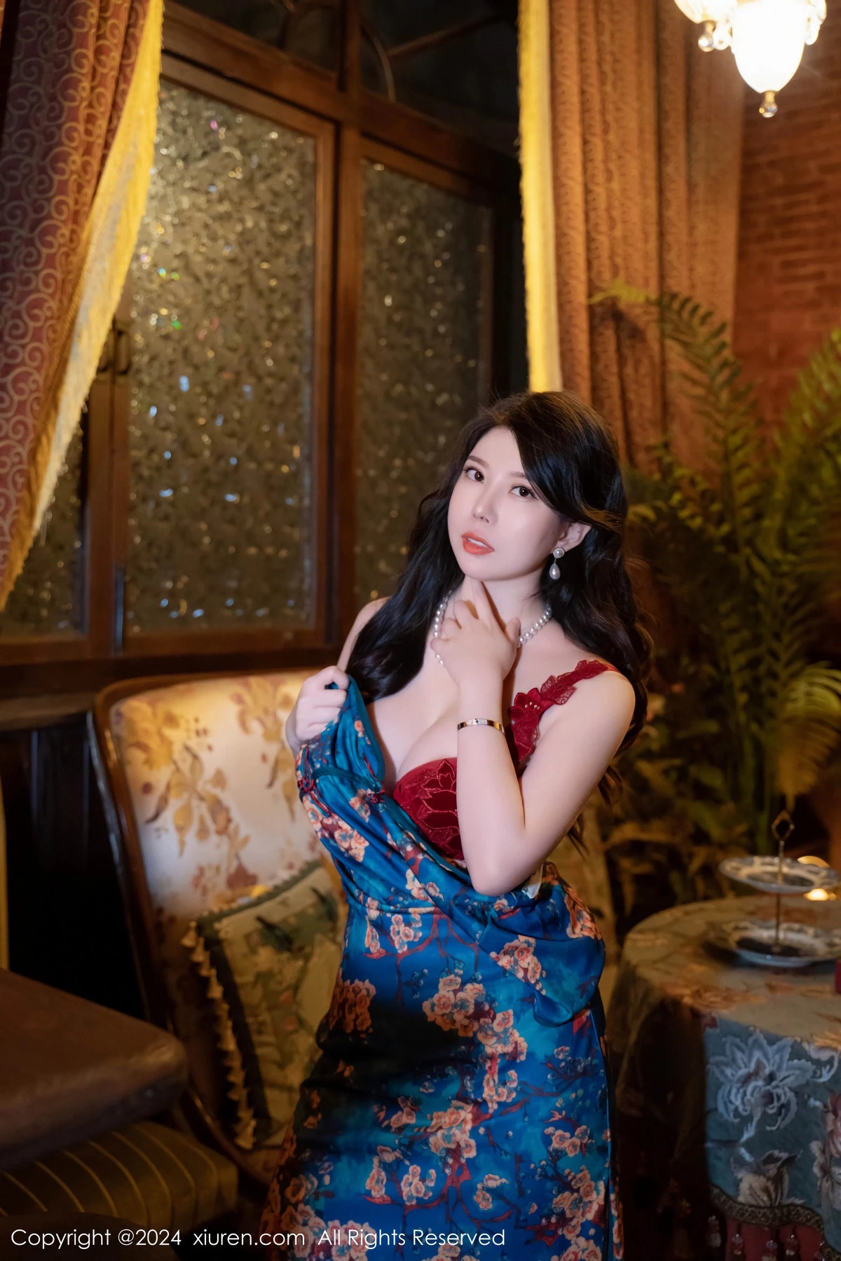 [[XiuRen秀人网]秀人网]No.8476_模特白茹雪性感深色旗袍露红色内衣配黑丝袜秀完美身材诱惑写真60P