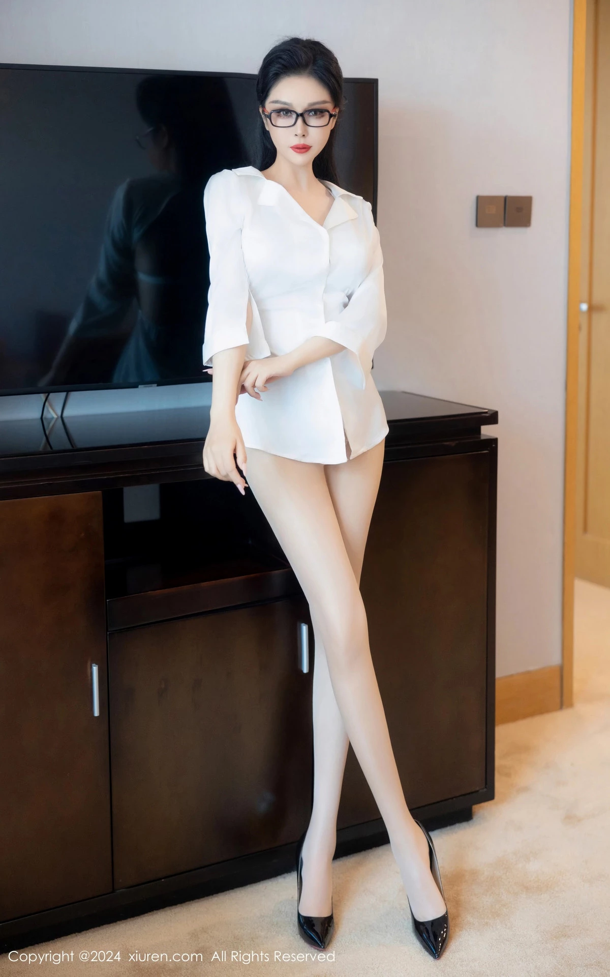 [[XiuRen秀人网]秀人网]No.8469_模特田冰冰私房性感白色蕾丝内衣配超薄肉丝秀丰满身材诱惑写真57P