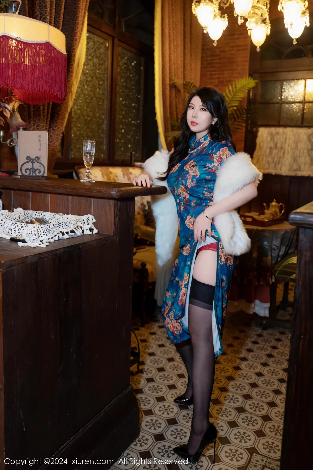 [[XiuRen秀人网]秀人网]No.8476_模特白茹雪性感深色旗袍露红色内衣配黑丝袜秀完美身材诱惑写真60P