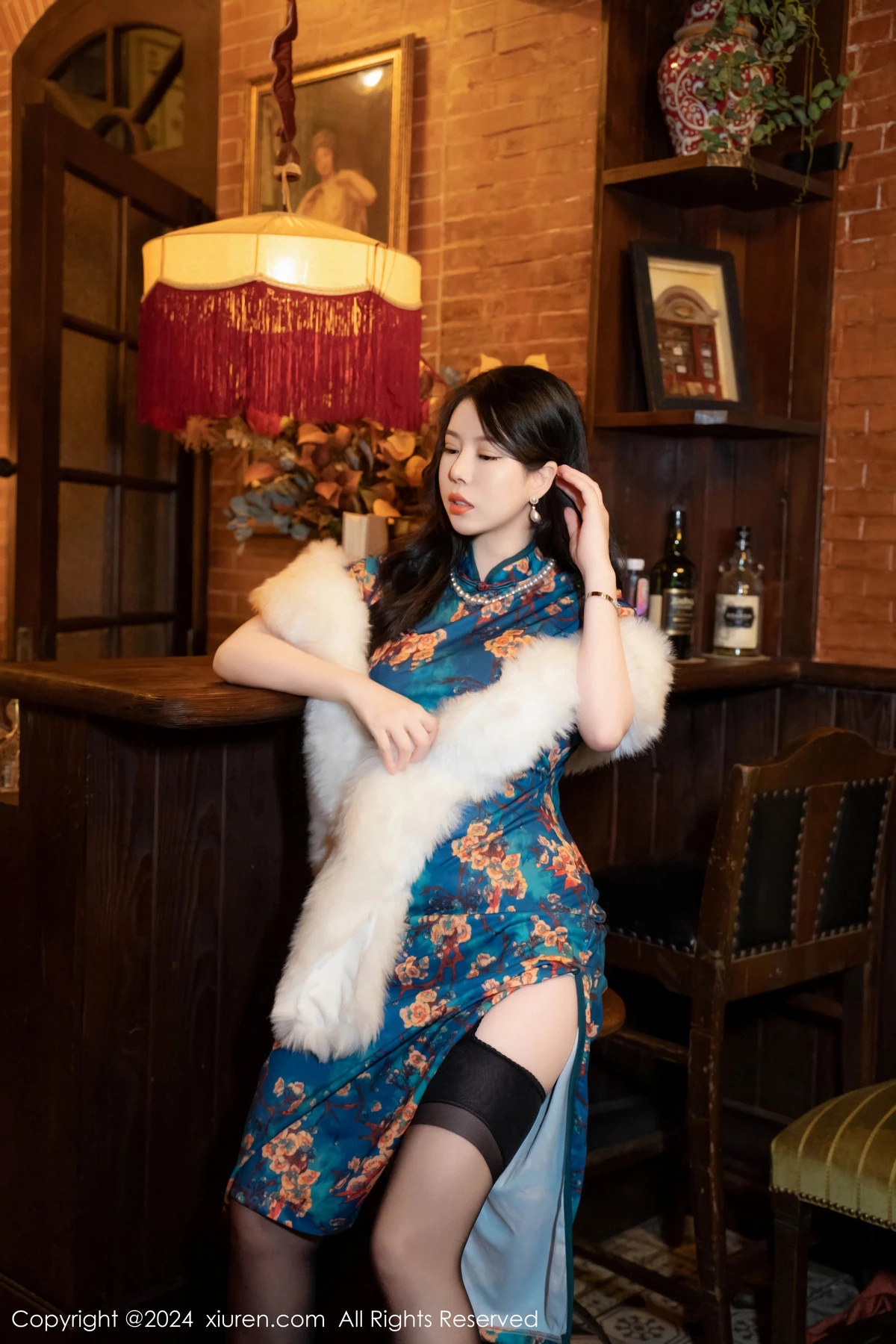 [[XiuRen秀人网]秀人网]No.8476_模特白茹雪性感深色旗袍露红色内衣配黑丝袜秀完美身材诱惑写真60P