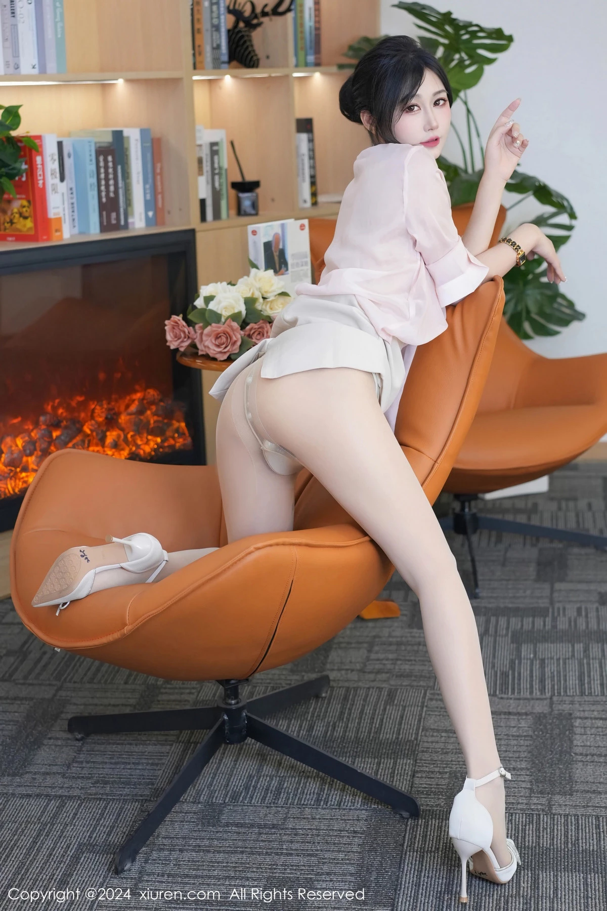 [[XiuRen秀人网]秀人网]No.8477_模特laura阿姣性感粉色上衣配白短裙露超薄肉丝秀美腿诱惑写真70P