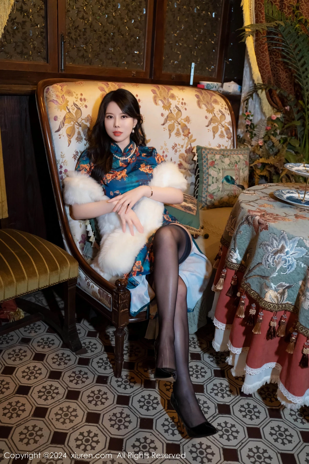 [[XiuRen秀人网]秀人网]No.8476_模特白茹雪性感深色旗袍露红色内衣配黑丝袜秀完美身材诱惑写真60P