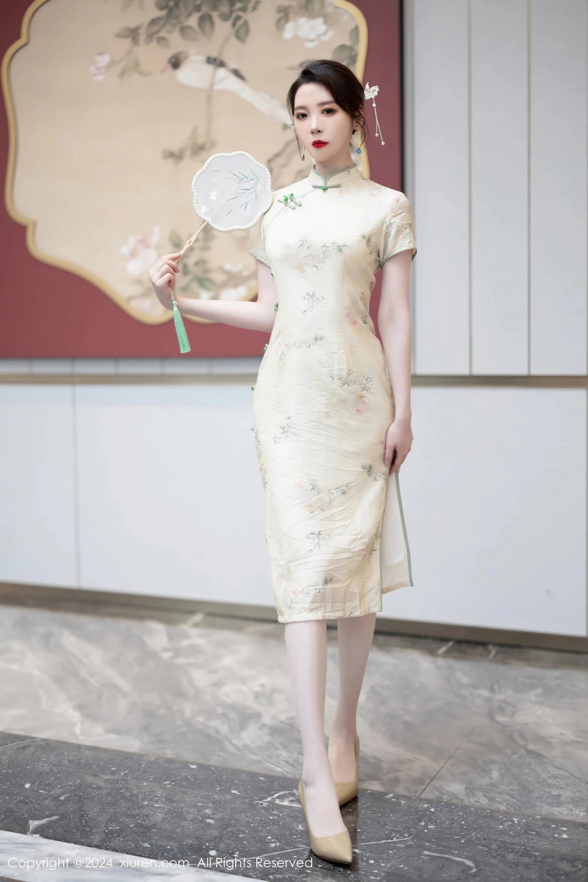 [[XiuRen秀人网]秀人网]No.8497_模特梦心玥性感浅黄色旗袍配肉丝吊袜秀高挑曼妙身姿诱惑写真83P