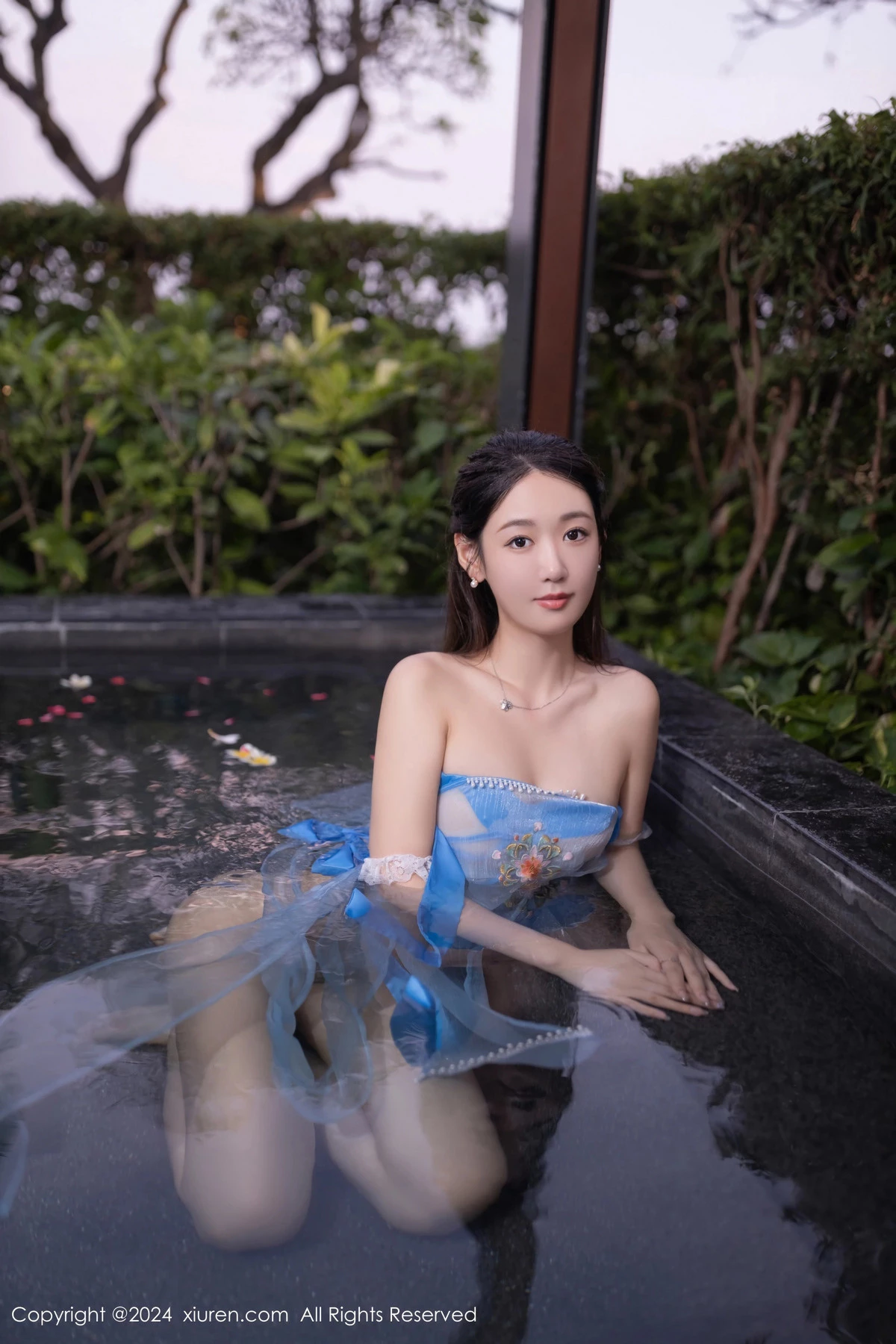 [[XiuRen秀人网]秀人网]No.8492_模特唐安琪户外泳池性感蓝色古装薄纱服饰秀柔美身段诱惑写真81P