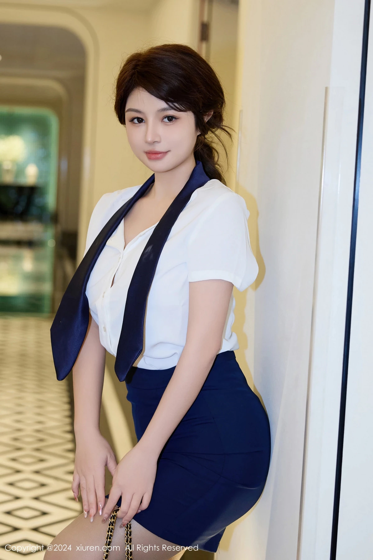 [[XiuRen秀人网]秀人网]No.8494_新人模特江露露性感白色短T配黑短裙露白色丝袜秀美腿诱惑写真74P