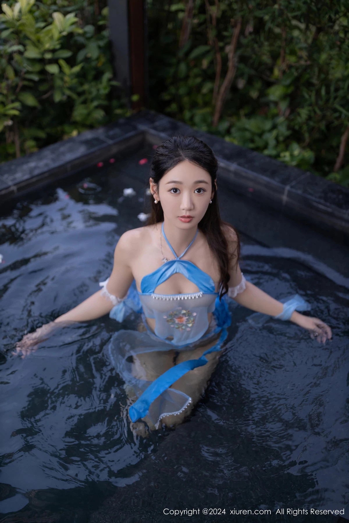 [[XiuRen秀人网]秀人网]No.8492_模特唐安琪户外泳池性感蓝色古装薄纱服饰秀柔美身段诱惑写真81P