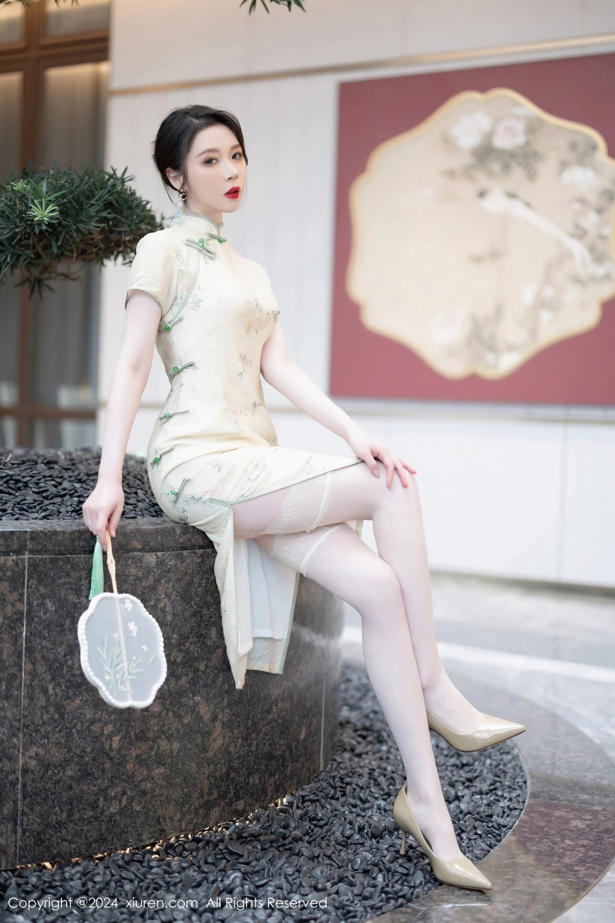 [[XiuRen秀人网]秀人网]No.8497_模特梦心玥性感浅黄色旗袍配肉丝吊袜秀高挑曼妙身姿诱惑写真83P