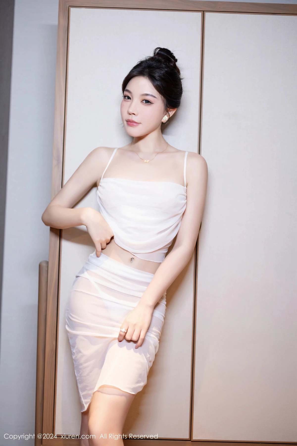 [[XiuRen秀人网]秀人网]No.8491_女神徐莉芝Booty性感杏色连衣短裙配白丝袜秀曼妙身姿迷人写真85P