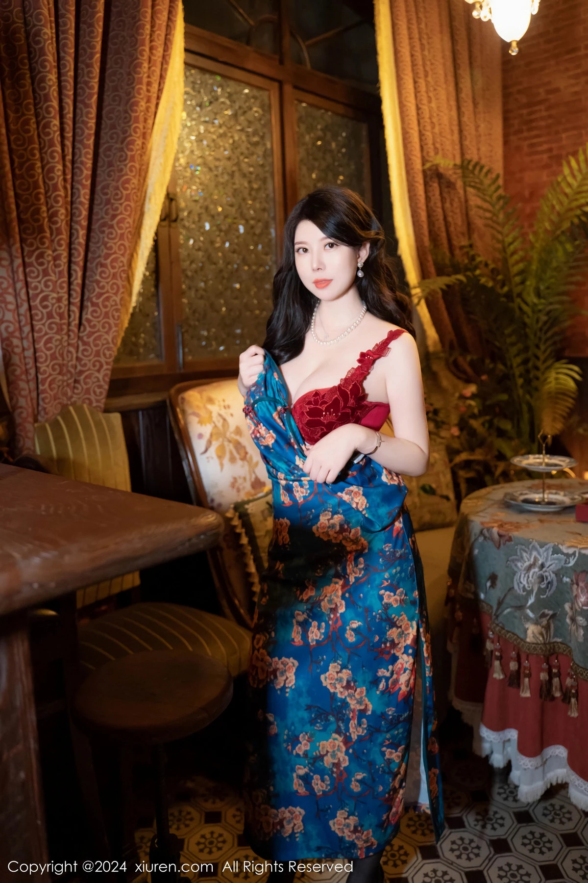 [[XiuRen秀人网]秀人网]No.8476_模特白茹雪性感深色旗袍露红色内衣配黑丝袜秀完美身材诱惑写真60P