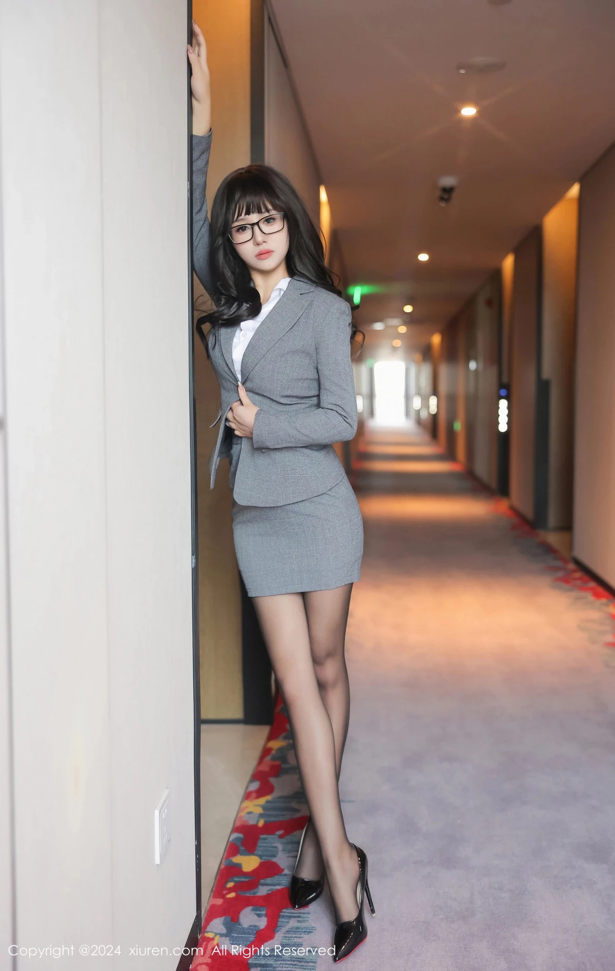 [[XiuRen秀人网]秀人网]No.8496_模特金小依性感灰色职业装露黑色蕾丝内衣配超薄黑丝魅惑写真82P