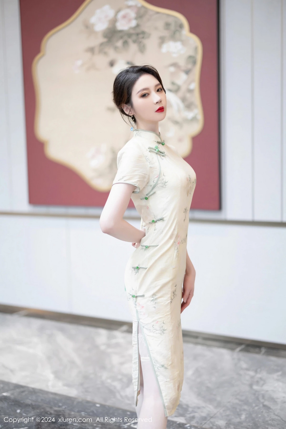 [[XiuRen秀人网]秀人网]No.8497_模特梦心玥性感浅黄色旗袍配肉丝吊袜秀高挑曼妙身姿诱惑写真83P